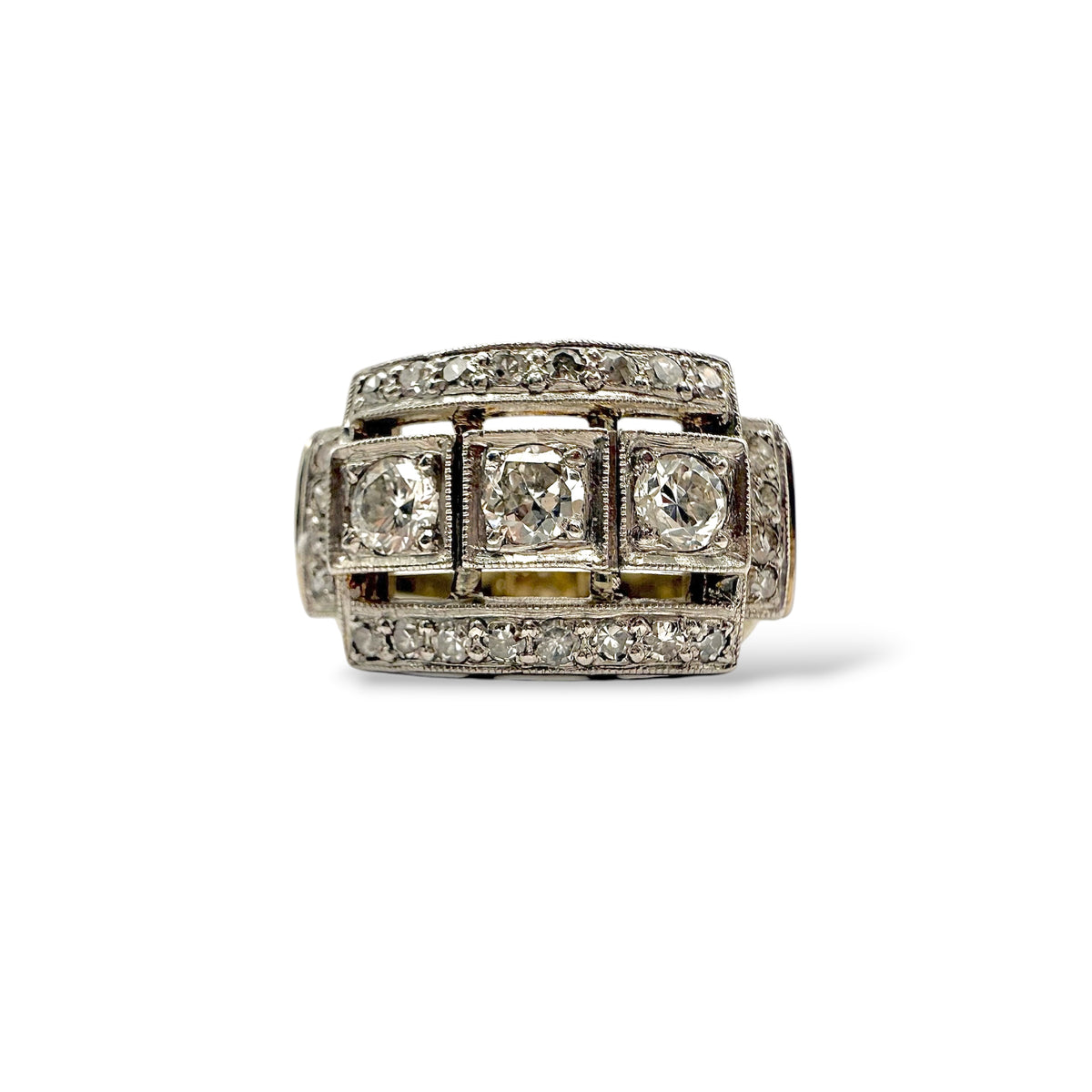 Détail des diamants principaux et taille rose en serti grain entourant les trois brillants