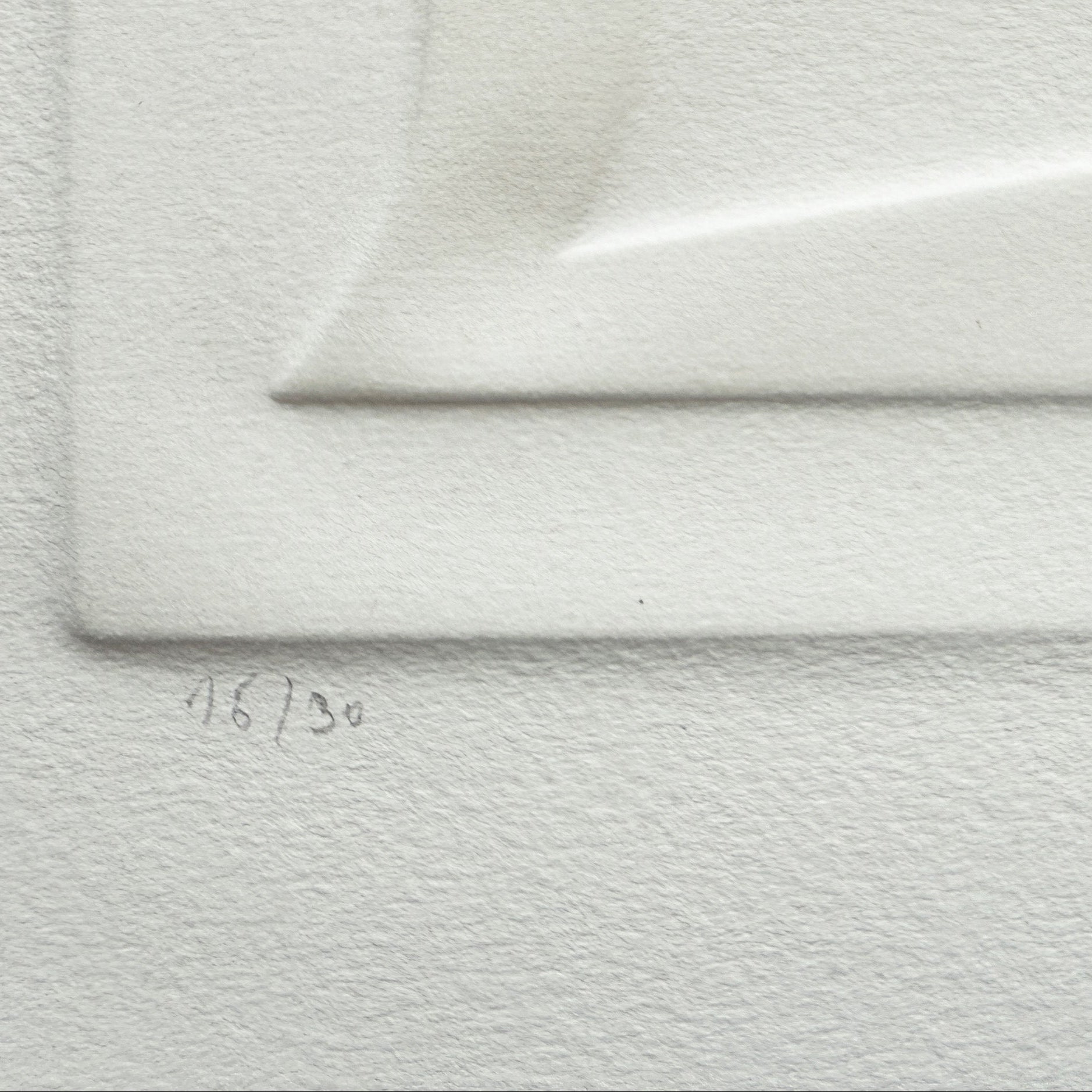 Estampage en relief sur papier d’Arches signé Jean Legros vers 1970, œuvre abstraite minimaliste de l’art concret français, composition géométrique jouant sur la lumière et le volume, idéale pour collection d’art moderne ou décoration d’intérieur.