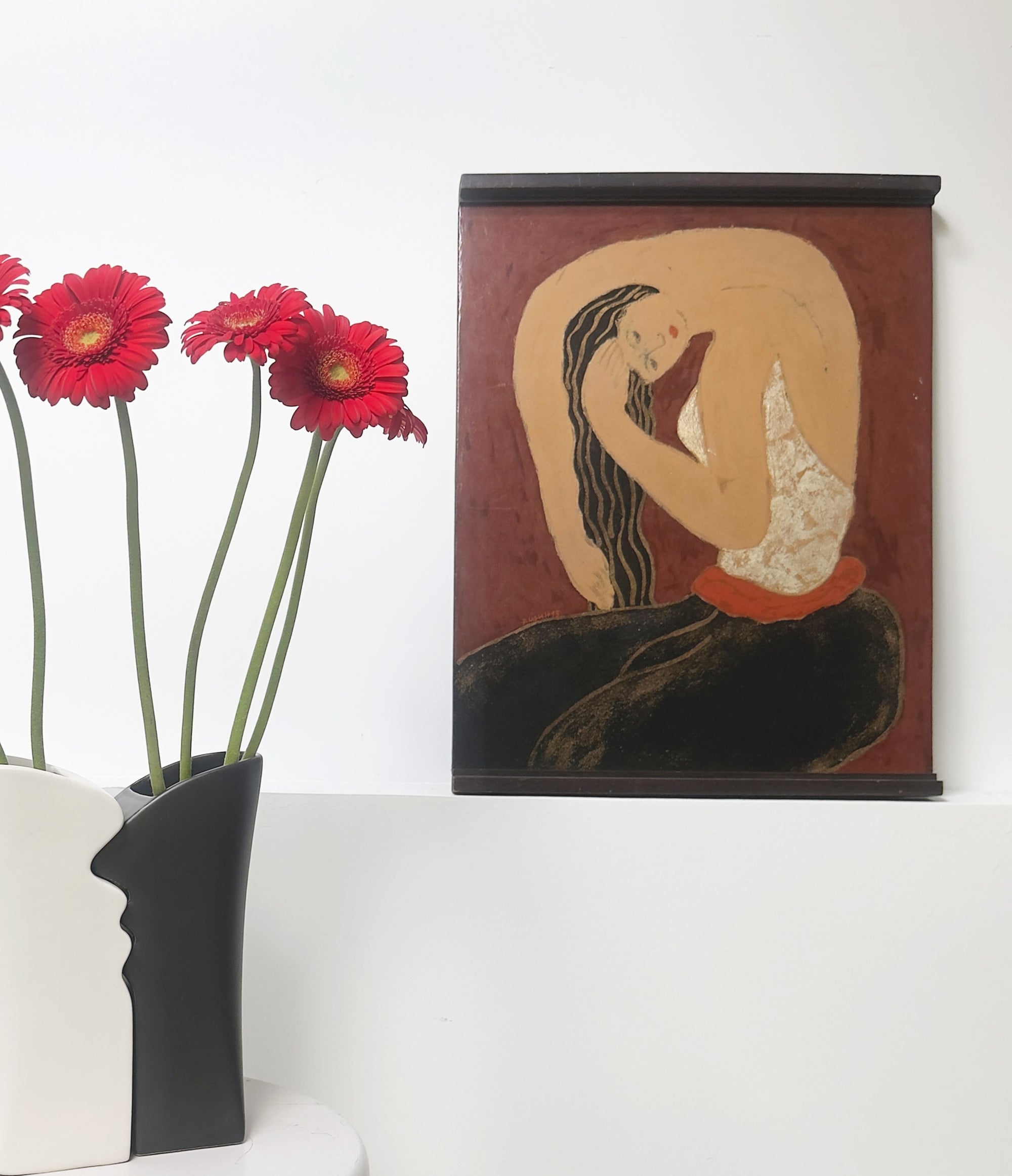 Panneau de laque peint signé Dinh Hanh, “Femme se peignant les cheveux”, œuvre vietnamienne de 1993 inspirée de Matisse, alliant modernisme et tradition asiatique, idéal pour collection ou décoration d’intérieur.