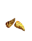 Paire de puces d’oreilles en or jaune 18 carats, délicatement façonnées en feuilles au fini amati, offrant un style naturel et élégant à porter au quotidien.