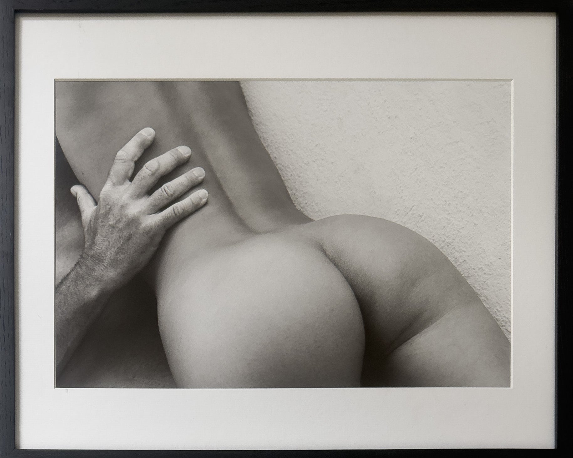 Photographie en noir et blanc signée Guy Thouvignon, “Casaba’s , Île du Levant”, tirage pigmentaire sur papier Canson Baryta de 2017, œuvre de nu artistique contemporaine idéale pour collection ou décoration d’intérieur.