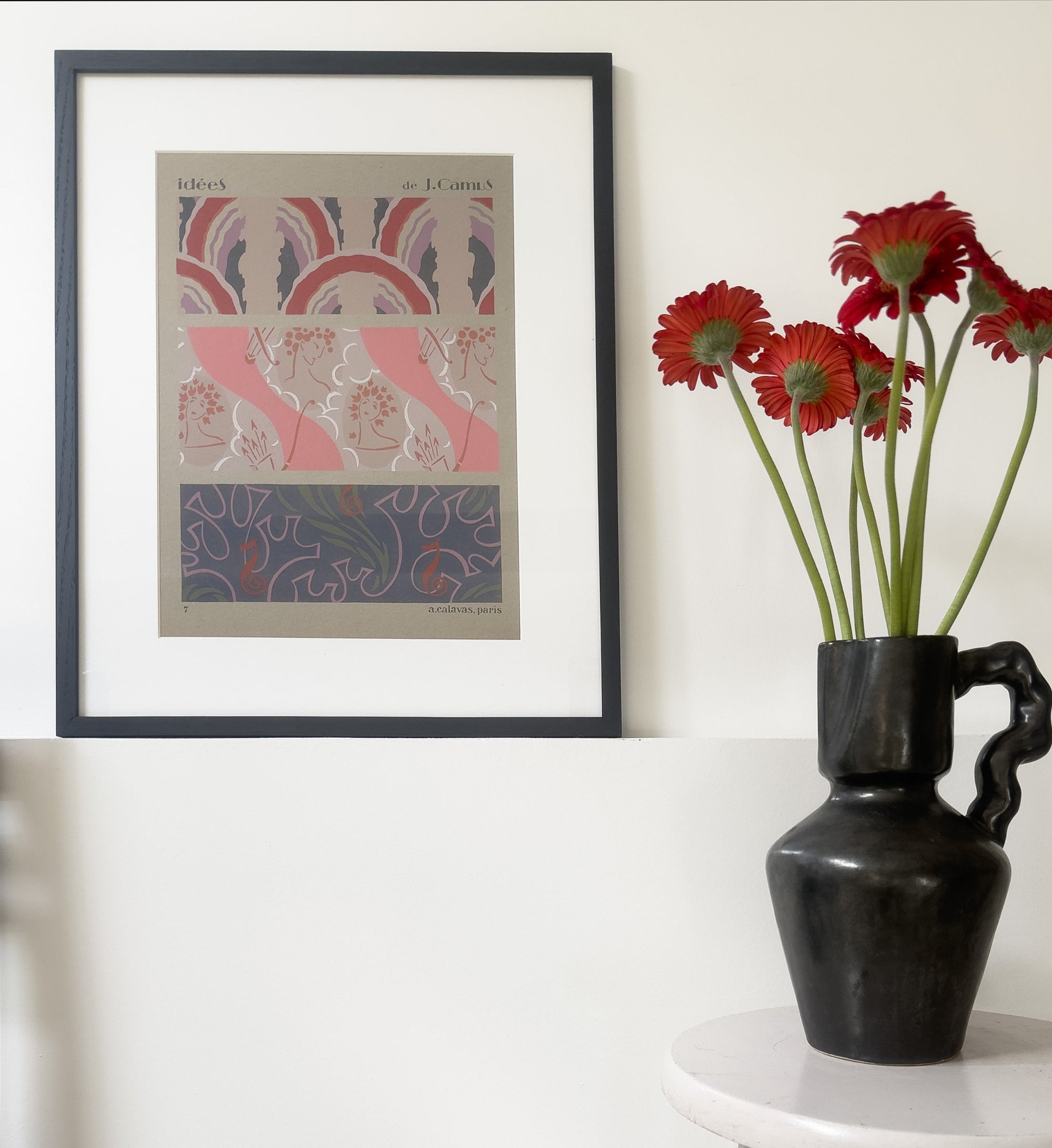 Pochoir Art déco signé Jacques Camus, “Muse au carquois et flèches”, réalisé en 1922 et édité par A. Calavas à Paris, œuvre colorée emblématique de l’Art déco, idéale pour collectionneur ou décoration d’intérieur raffinée.