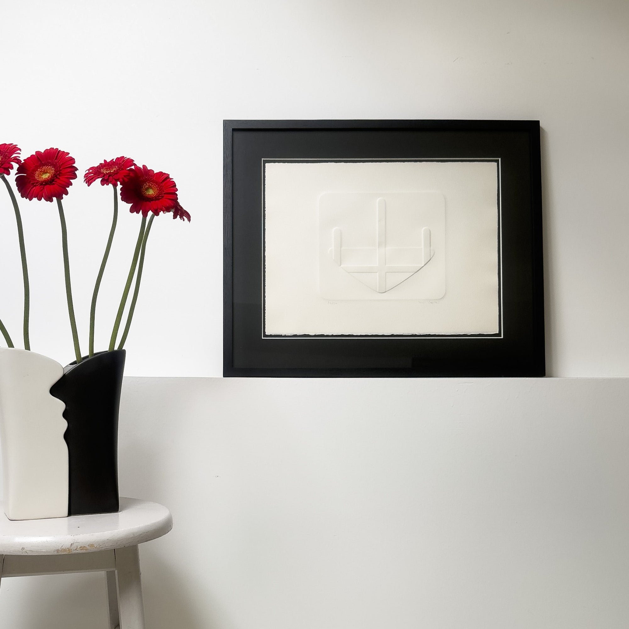 Estampage en relief sur papier d’Arches signé Jean Legros vers 1970, œuvre abstraite minimaliste de l’art concret français, composition géométrique jouant sur la lumière et le volume, idéale pour collection d’art moderne ou décoration d’intérieur.