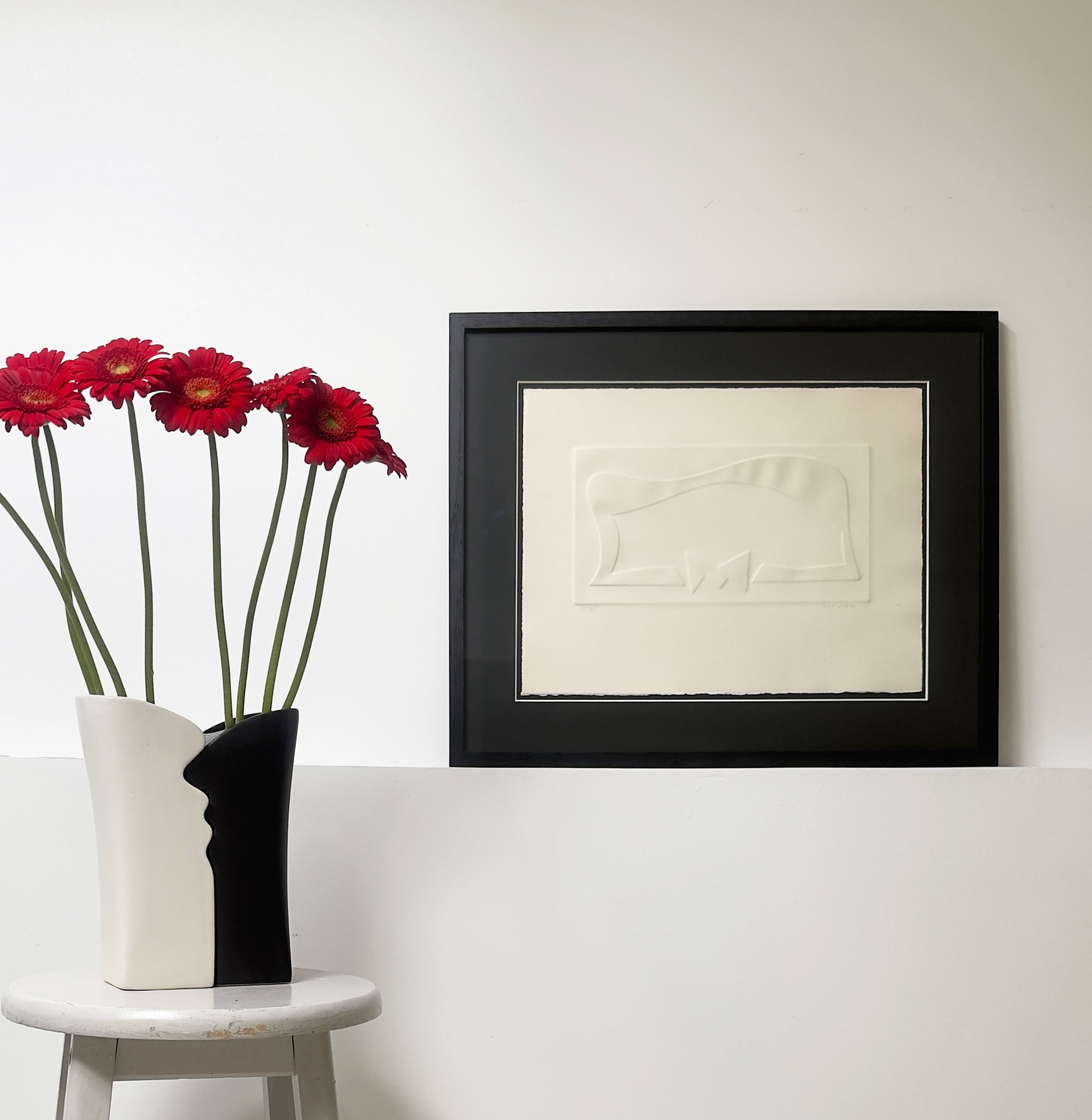 Estampage en relief sur papier d’Arches signé Jean Legros vers 1970, œuvre abstraite minimaliste de l’art concret français, composition géométrique jouant sur la lumière et le volume, idéale pour collection d’art moderne ou décoration d’intérieur.