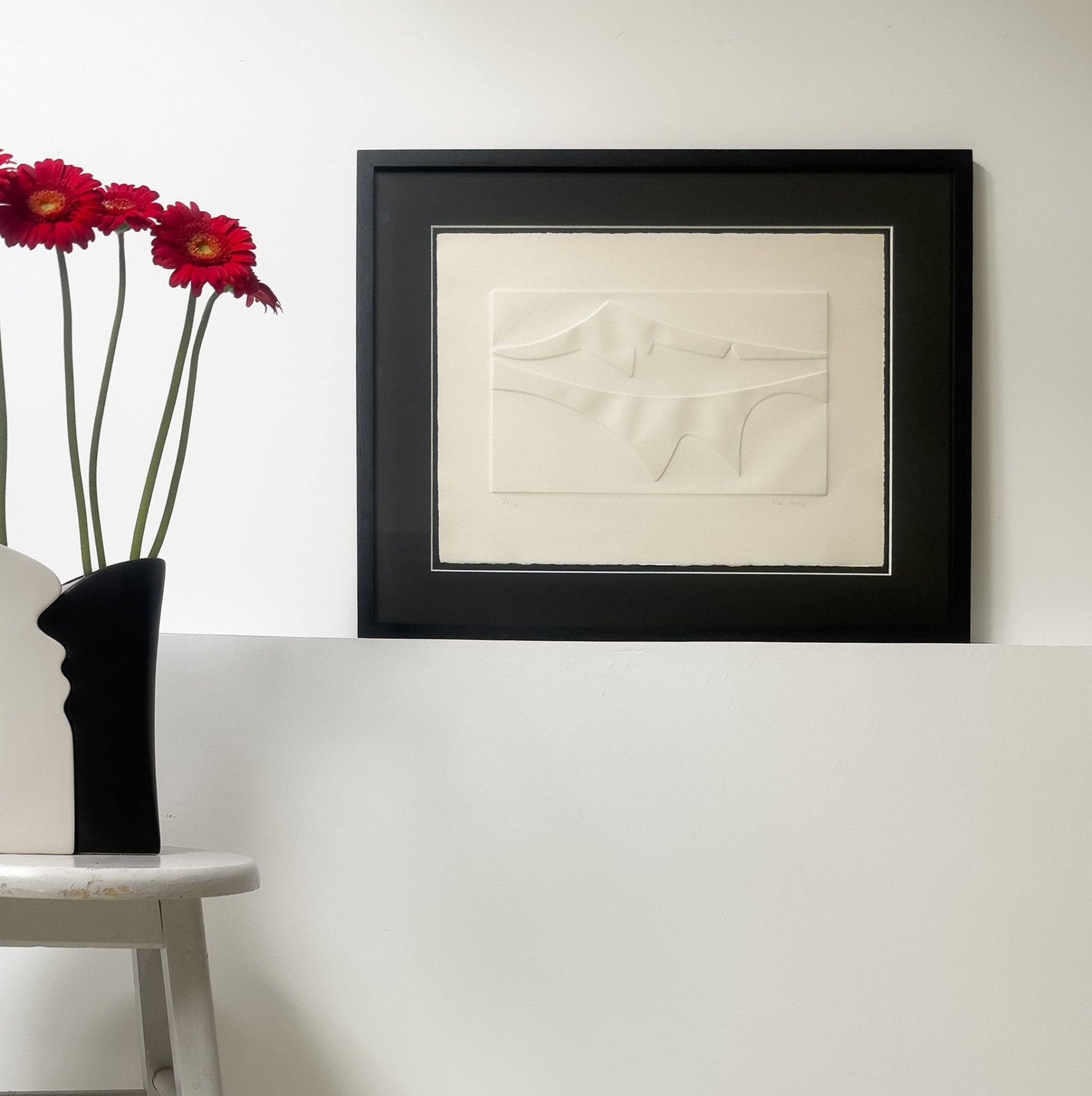 Estampage en relief sur papier d’Arches signé Jean Legros vers 1970, œuvre abstraite minimaliste de l’art concret français, composition géométrique jouant sur la lumière et le volume, idéale pour collection d’art moderne ou décoration d’intérieur.