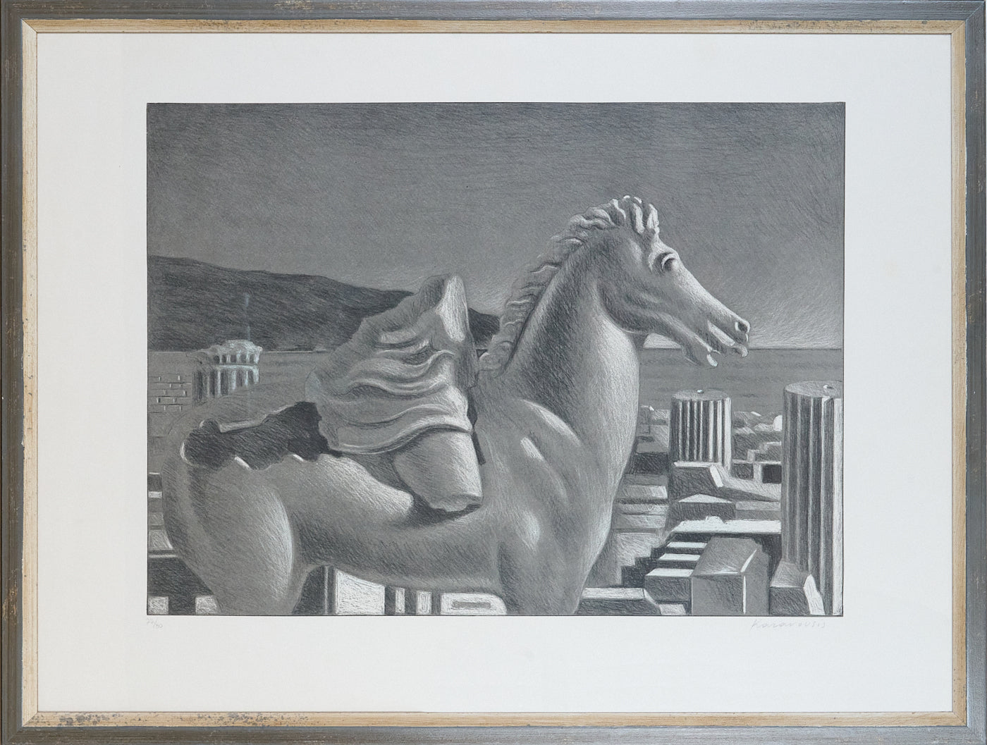 Lithographie en noir signée Sarandis Karavousis, “Cheval de Troie”, estampe du XXe siècle inspirée de l’art grec antique et du surréalisme, œuvre contemporaine encadrée pour collection ou décoration d’intérieur.