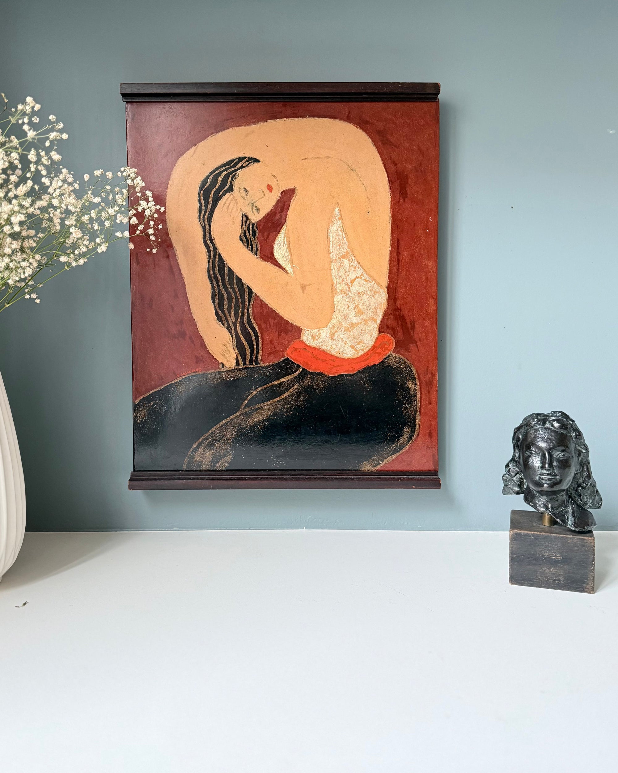 Panneau de laque peint signé Dinh Hanh, “Femme se peignant les cheveux”, œuvre vietnamienne de 1993 inspirée de Matisse, alliant modernisme et tradition asiatique, idéal pour collection ou décoration d’intérieur.