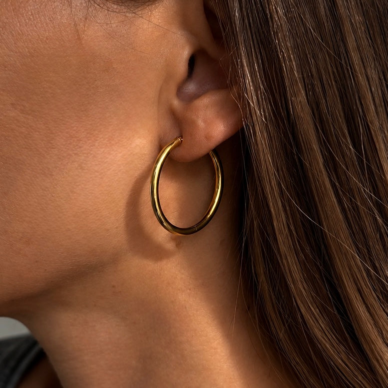Larges créoles fines en or jaune 18 carat, des boucles d'oreilles vintage.