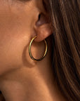 Larges créoles fines en or jaune 18 carat, des boucles d'oreilles vintage.
