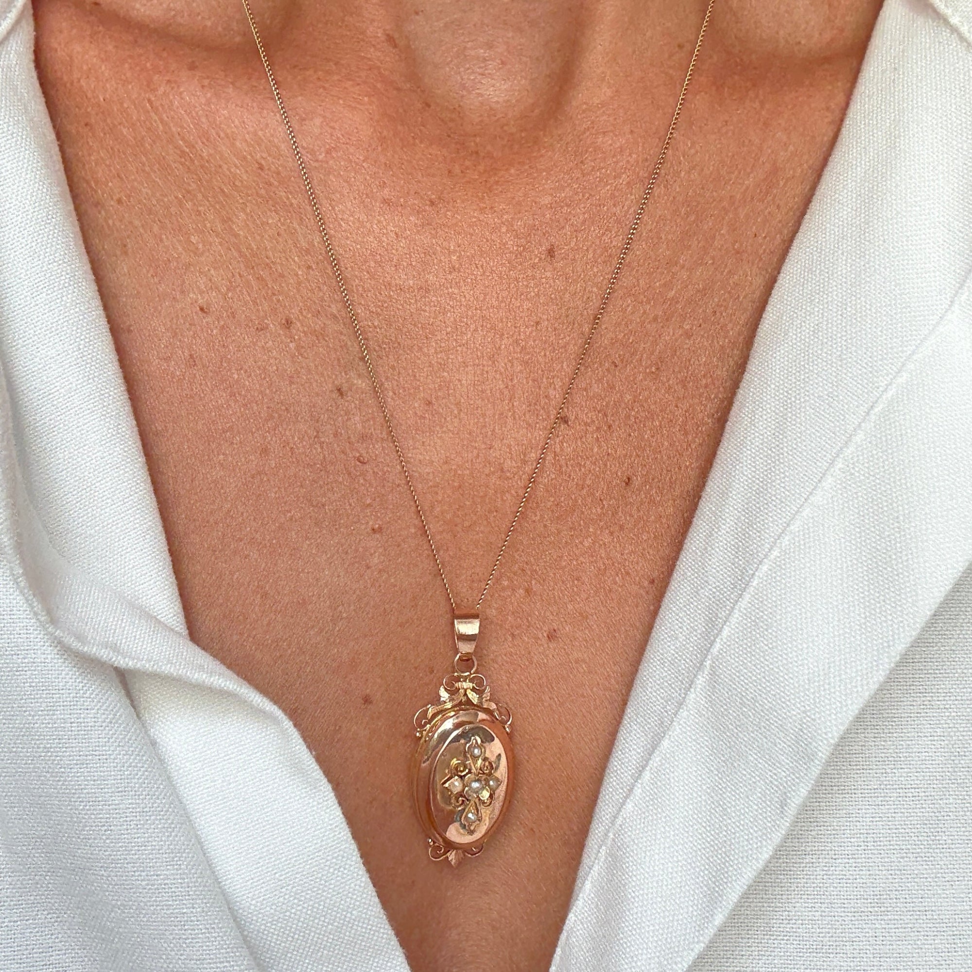 Pendentif médaillon ancien en or rose 18 carats avec croix ornée de petites perles, bijou sentimental de la fin du XIXe siècle