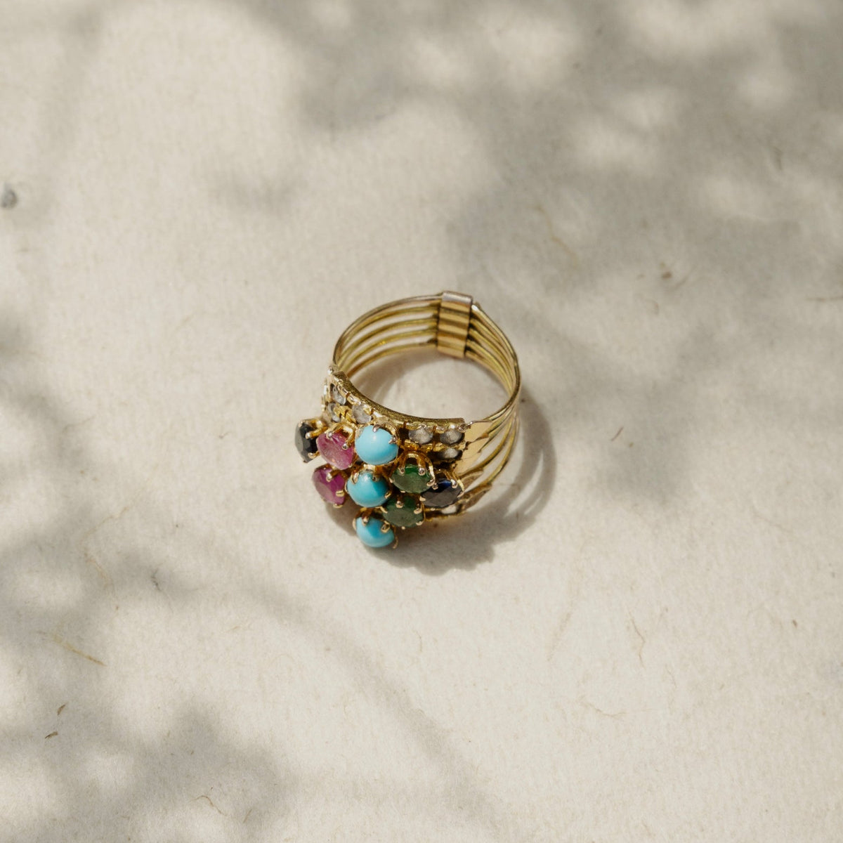 Bague de harem ou bague turque en or et pierres précieuses.