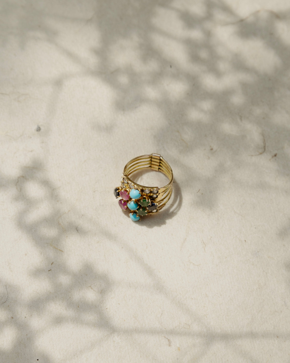 Bague de harem ou bague turque en or et pierres précieuses.