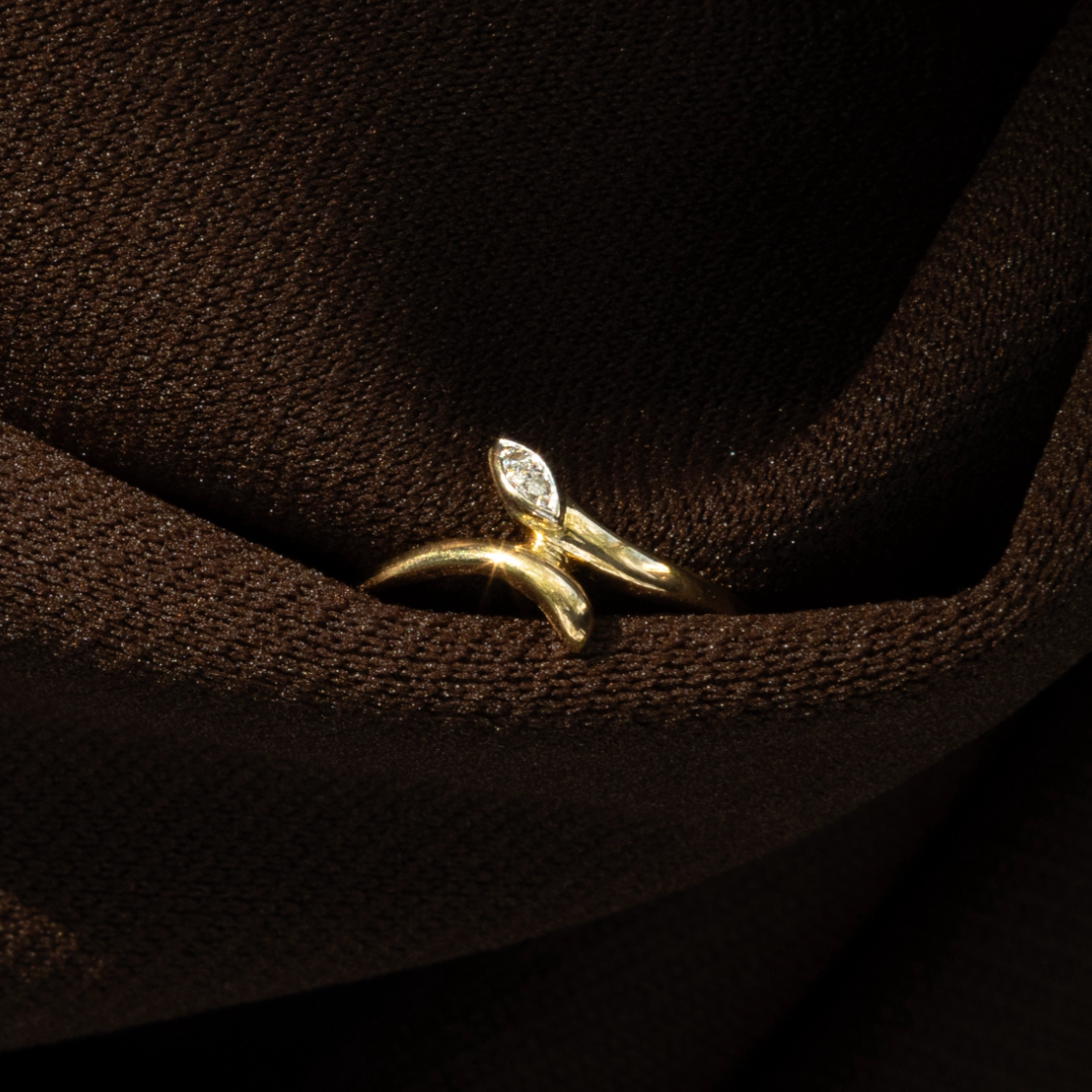 Fine bague ancienne croisée en or jaune et or blanc 18 carats, sertie de deux petits diamants, bijou français des années 1980.