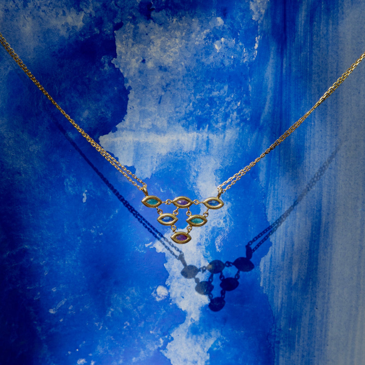 Collier vintage or jaune et pierres précieuses