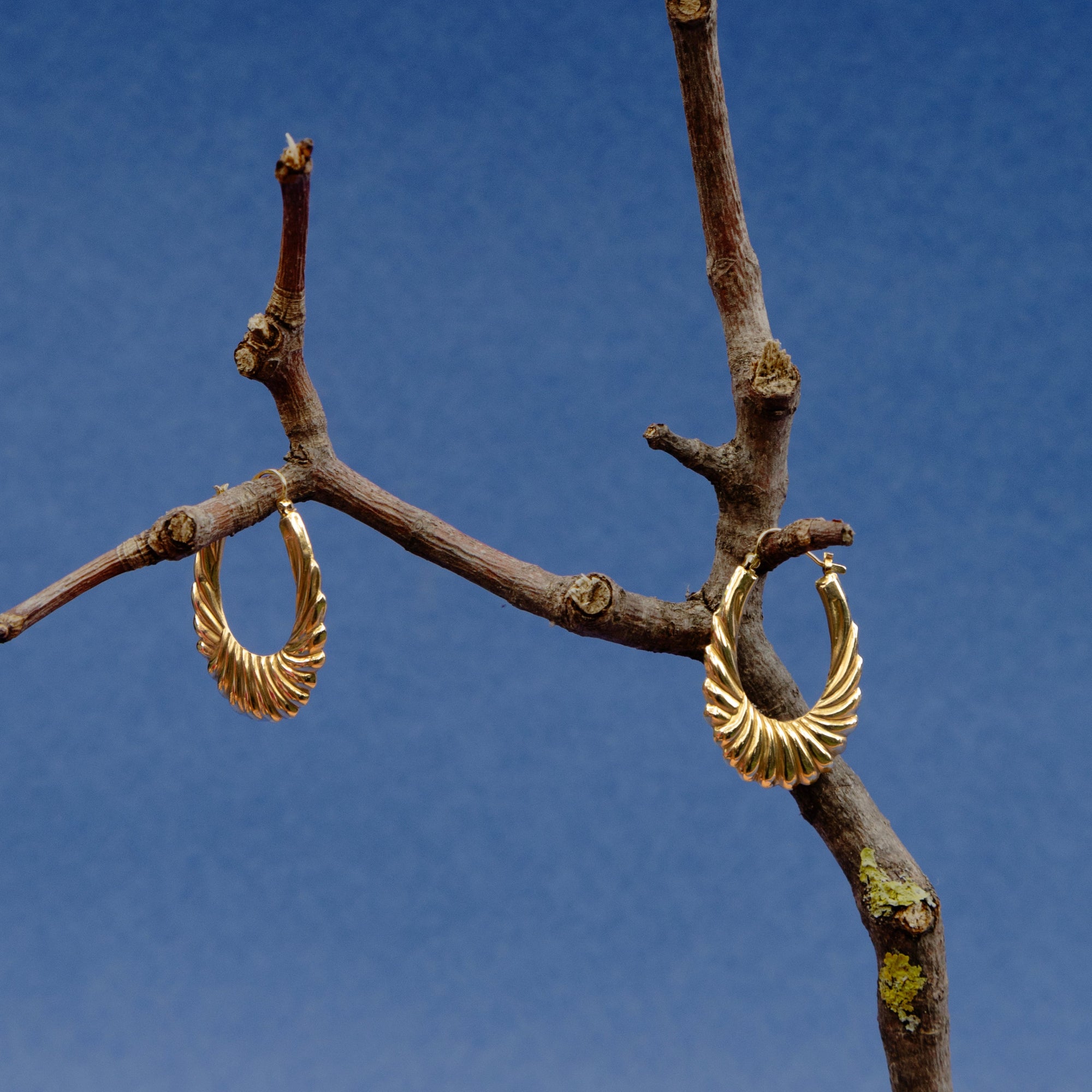 Paire de créoles en or jaune 18 carats à motifs godronnés, boucles d’oreilles élégantes et intemporelles au design lumineux, bijou français de la fin du XXe siècle.
