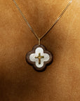 Pendentif croix en or et nacre de Maison Labrune, design moderne avec détails en bois et nacre élégante.