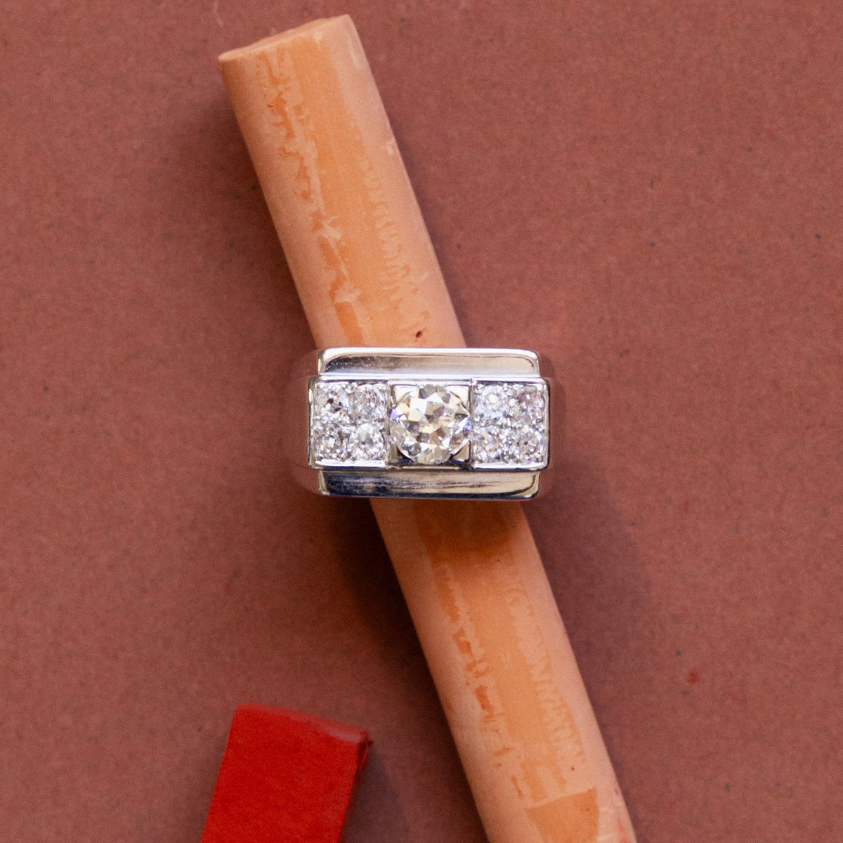 Bague Tank Art Déco en or gris 18 carats avec diamant central et entourage de 8 diamants taille brillant, bague de fiançailles vintage années 1950.