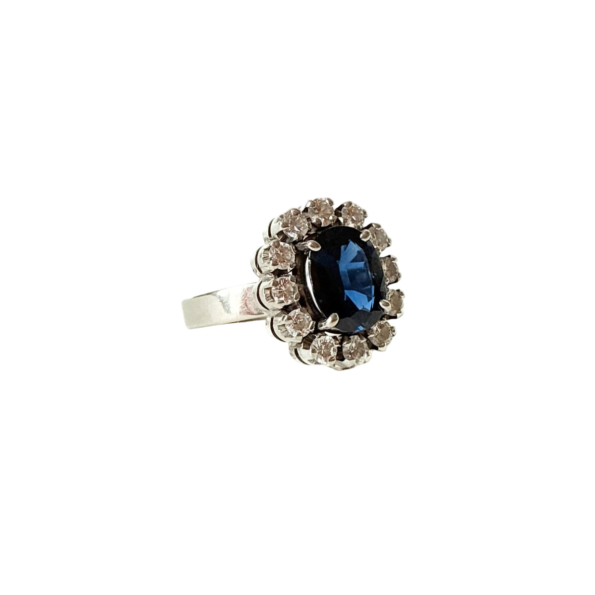 Vue de profil de la bague marguerite en or blanc 18 carats avec monture ajourée.
