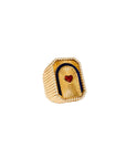 Vue de profil d’une bague contemporaine Marie Lichtenberg en or jaune 18 carats, diamants et émail