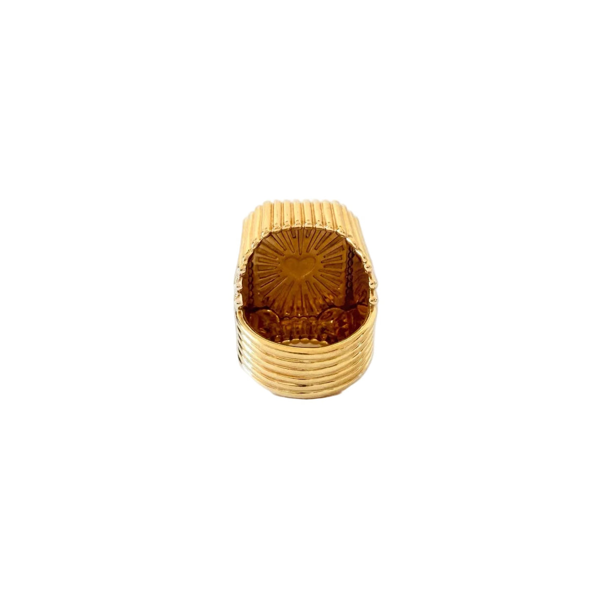 Vue du dessus de la bague Heart Mini Scap en or jaune 18 carats, avec diamants blancs, cœur rouge et arche en émail bleu