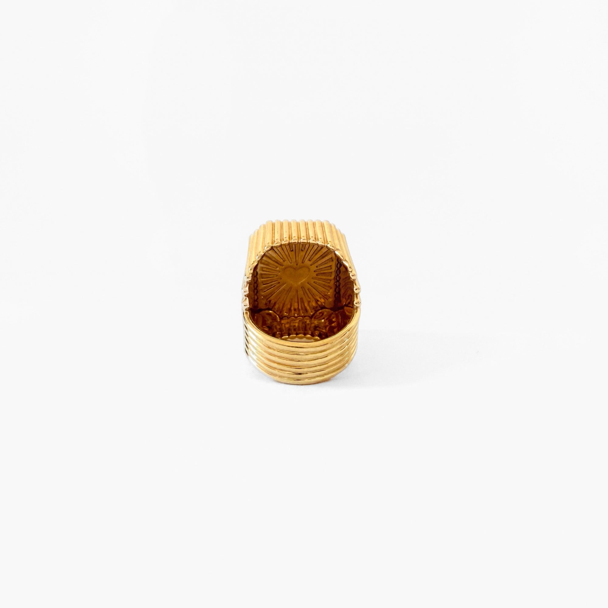 Vue du dessus de la bague Heart Mini Scap en or jaune 18 carats, avec diamants blancs, cœur rouge et arche en émail bleu