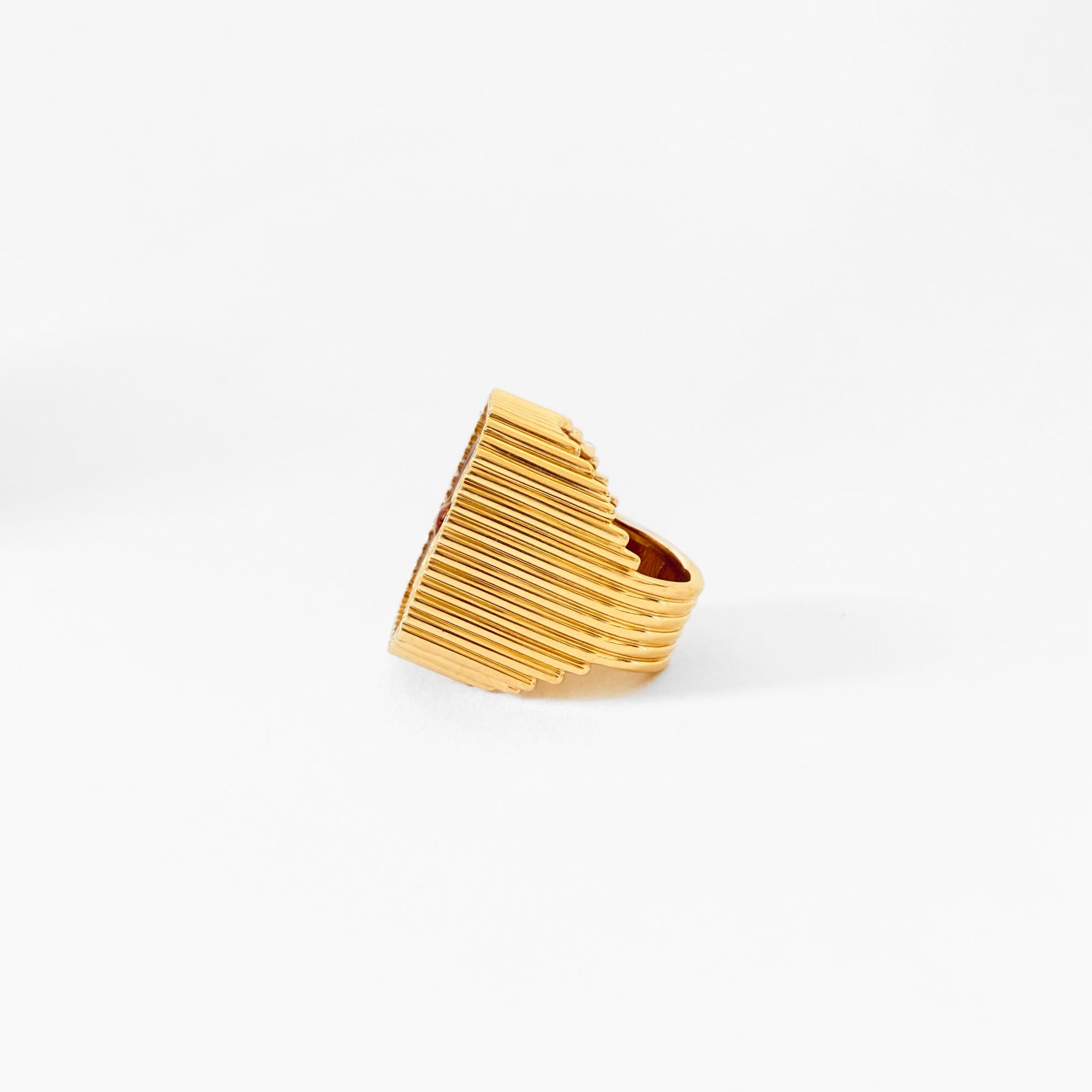 Détail du travail godronné en or jaune 18 carats sur la bague Heart Mini Scap de Marie Lichtenberg
