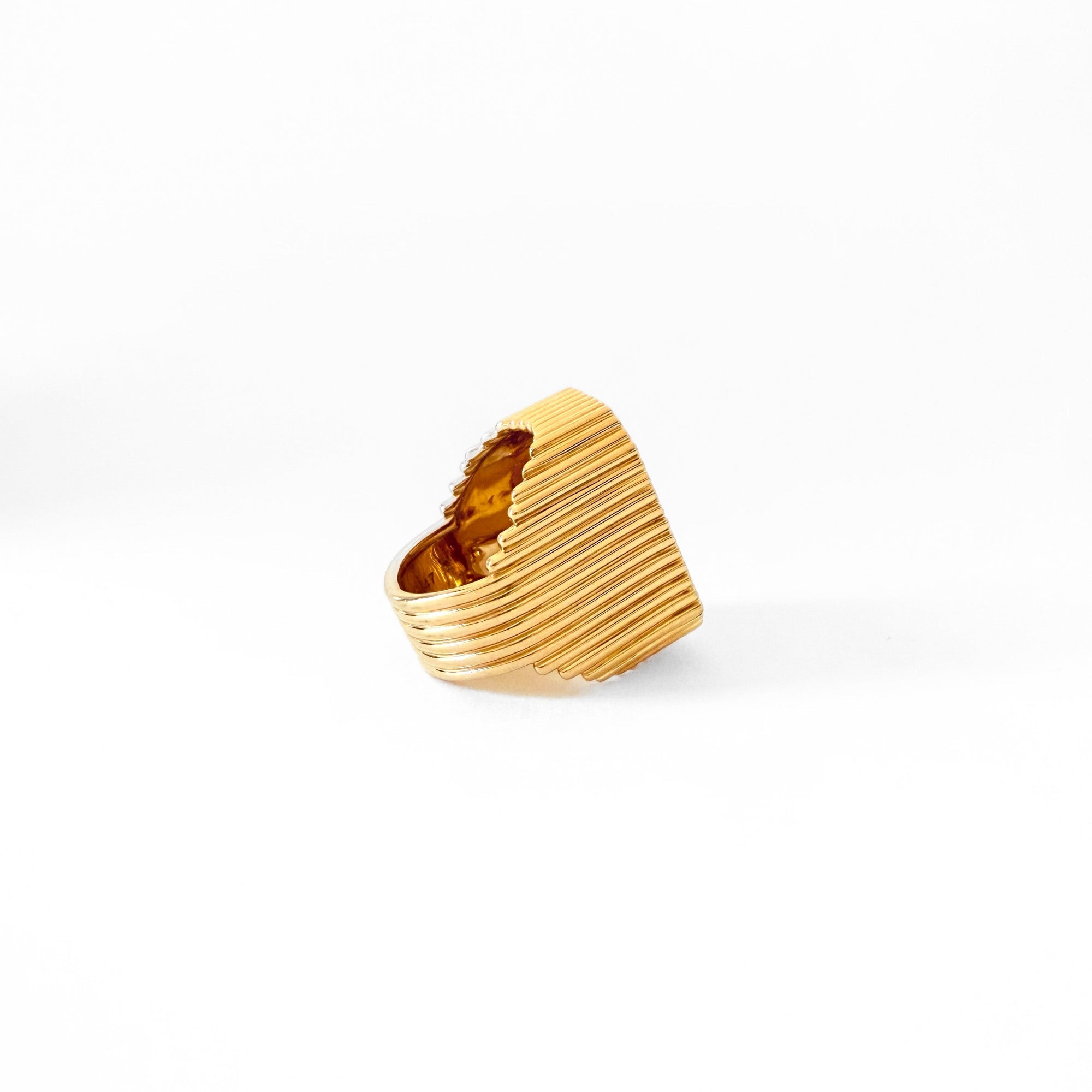 Détail du travail godronné en or jaune 18 carats sur la bague Heart Mini Scap de Marie Lichtenberg