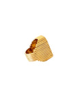 Détail du travail godronné en or jaune 18 carats sur la bague Heart Mini Scap de Marie Lichtenberg