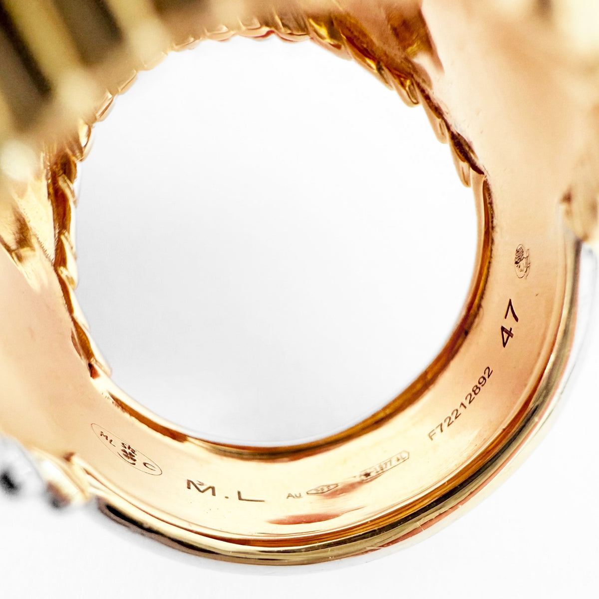 Détail de la signature, de la numérotation et des poinçons sur une bague Marie Lichtenberg en or 18 carats