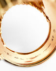 Détail de la signature, de la numérotation et des poinçons sur une bague Marie Lichtenberg en or 18 carats
