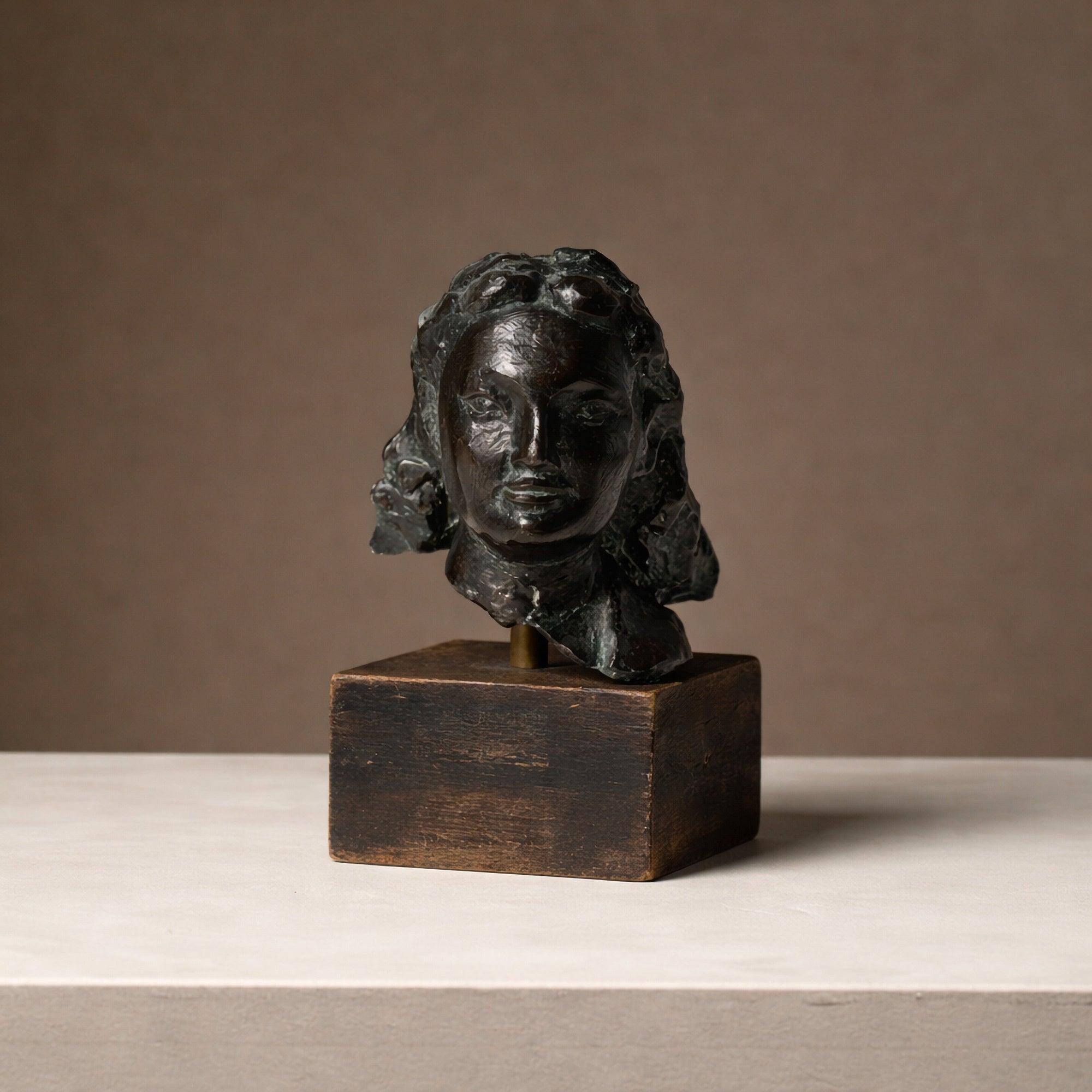 Sculpture en bronze de Maurice Guillaume, portrait de femme à patine brune noire nuancée, sculpture française du XXe siècle