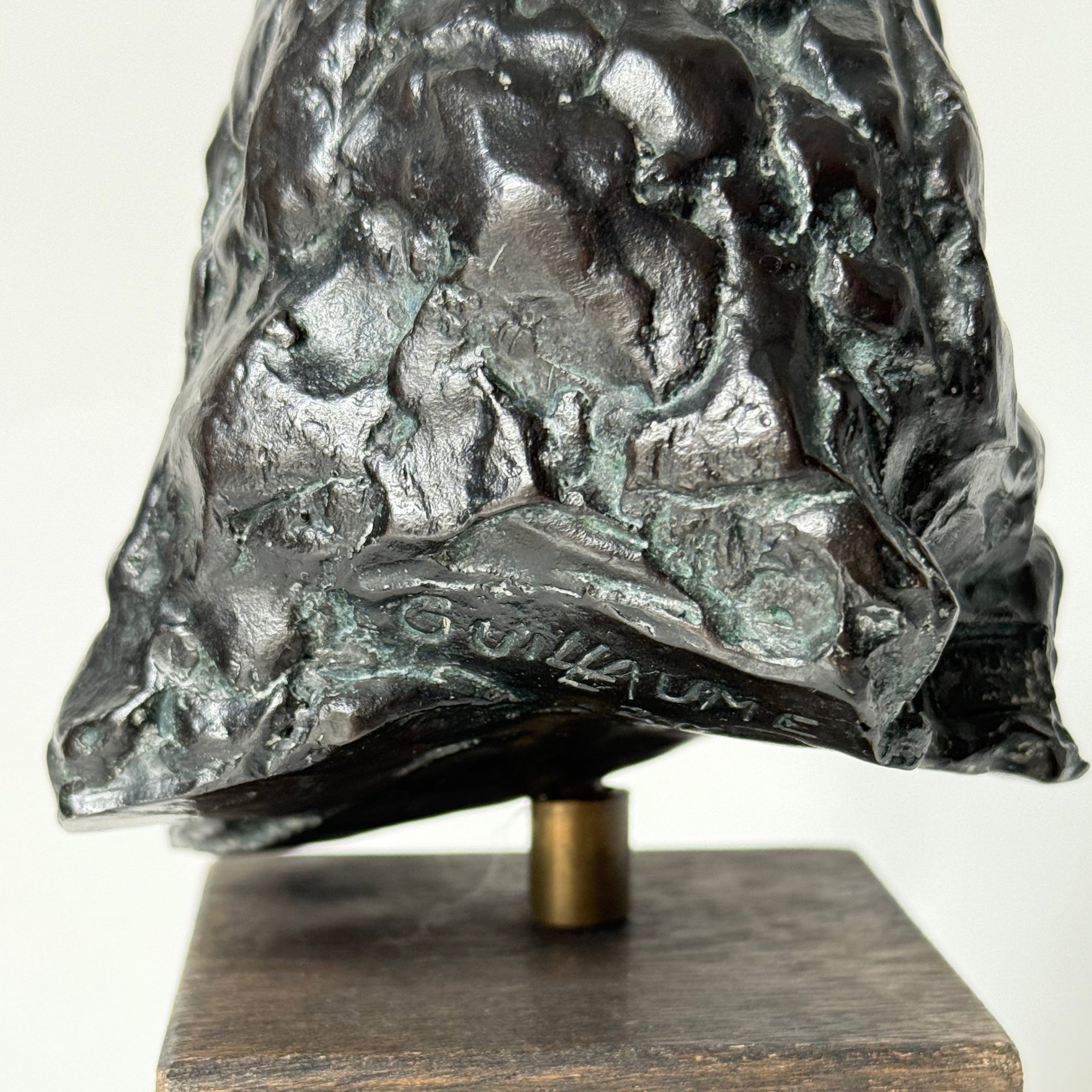 Signature de Maurice Guillaume et cachet de fondeur au dos d’un portrait de femme en bronze patiné