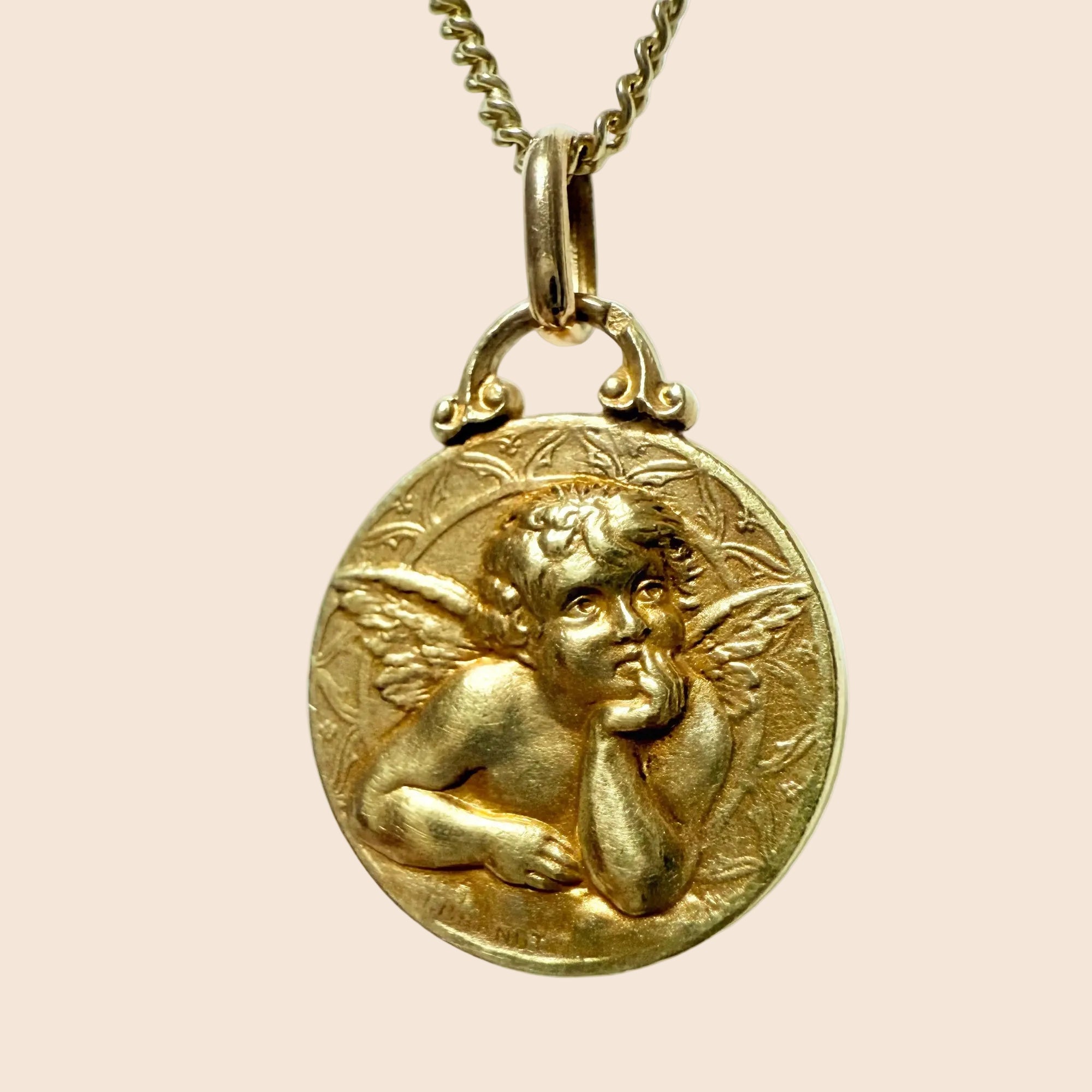 Médaille en or jaune figurant un angelot, médaille ancienne des années 1900-1910. Très bel état. 