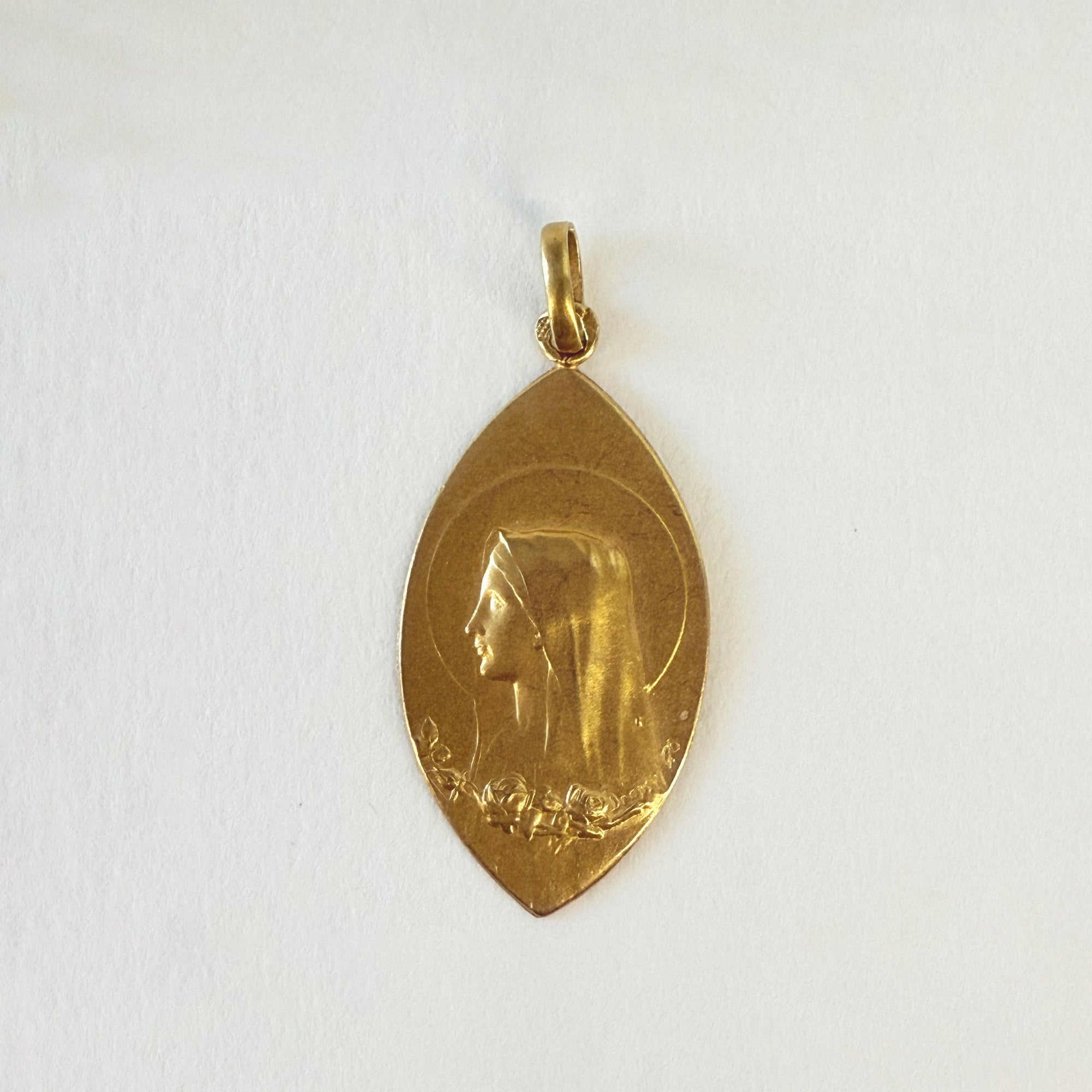 Médaille de baptême losange figurant une vierge, ancienne. 