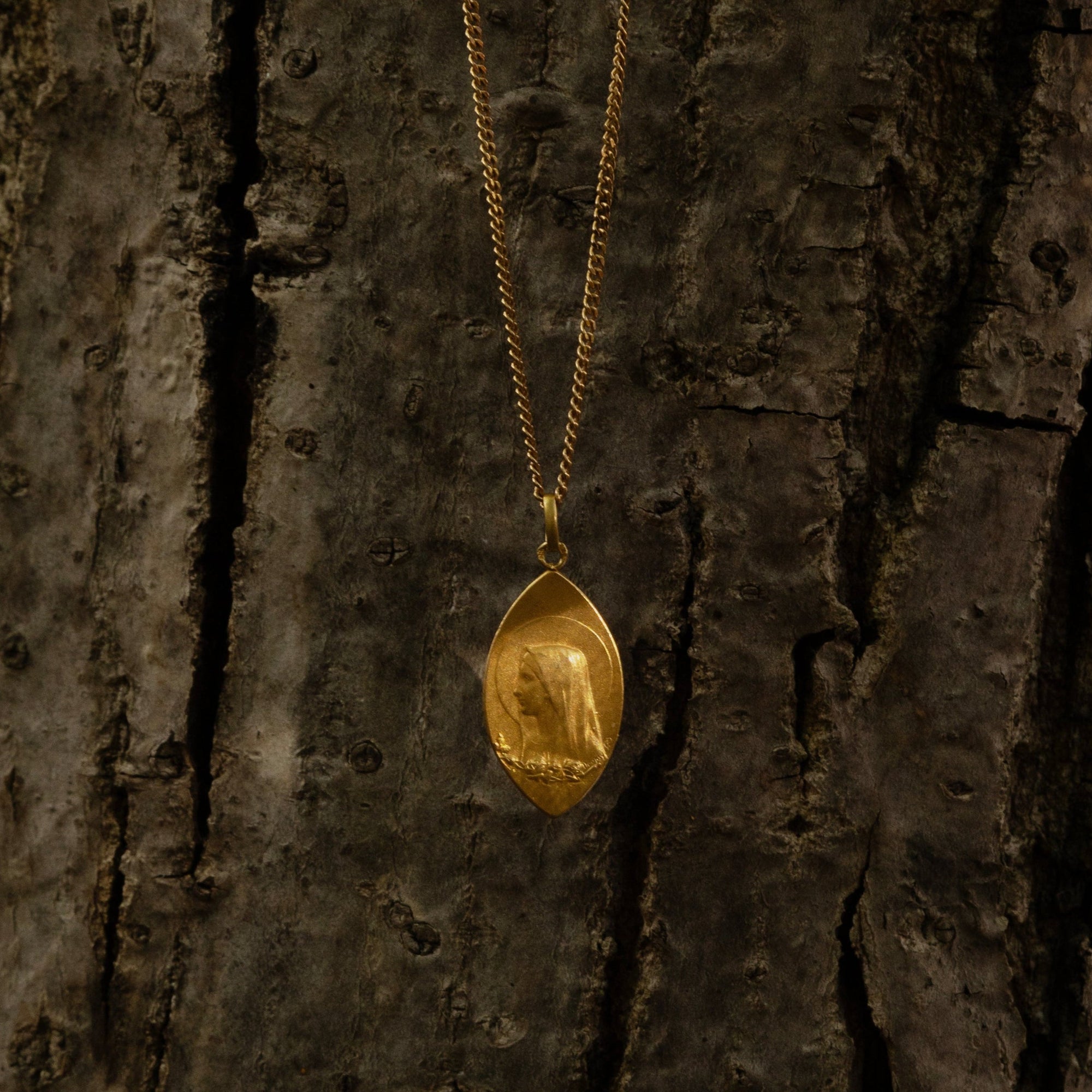 Médaille de baptême losange figurant une vierge, ancienne. 