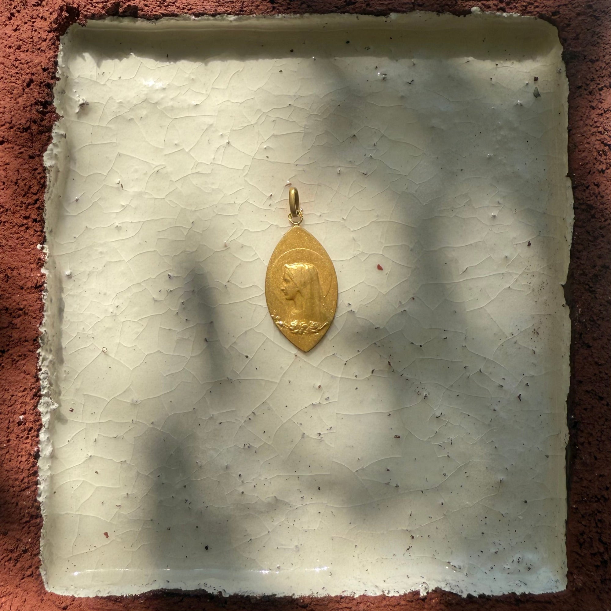 Médaille de baptême losange figurant une vierge, ancienne. 