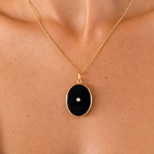 Pendentif médaillon porte-souvenir ancien en or et onyx, style vers 1910, signé Maison Labrune.