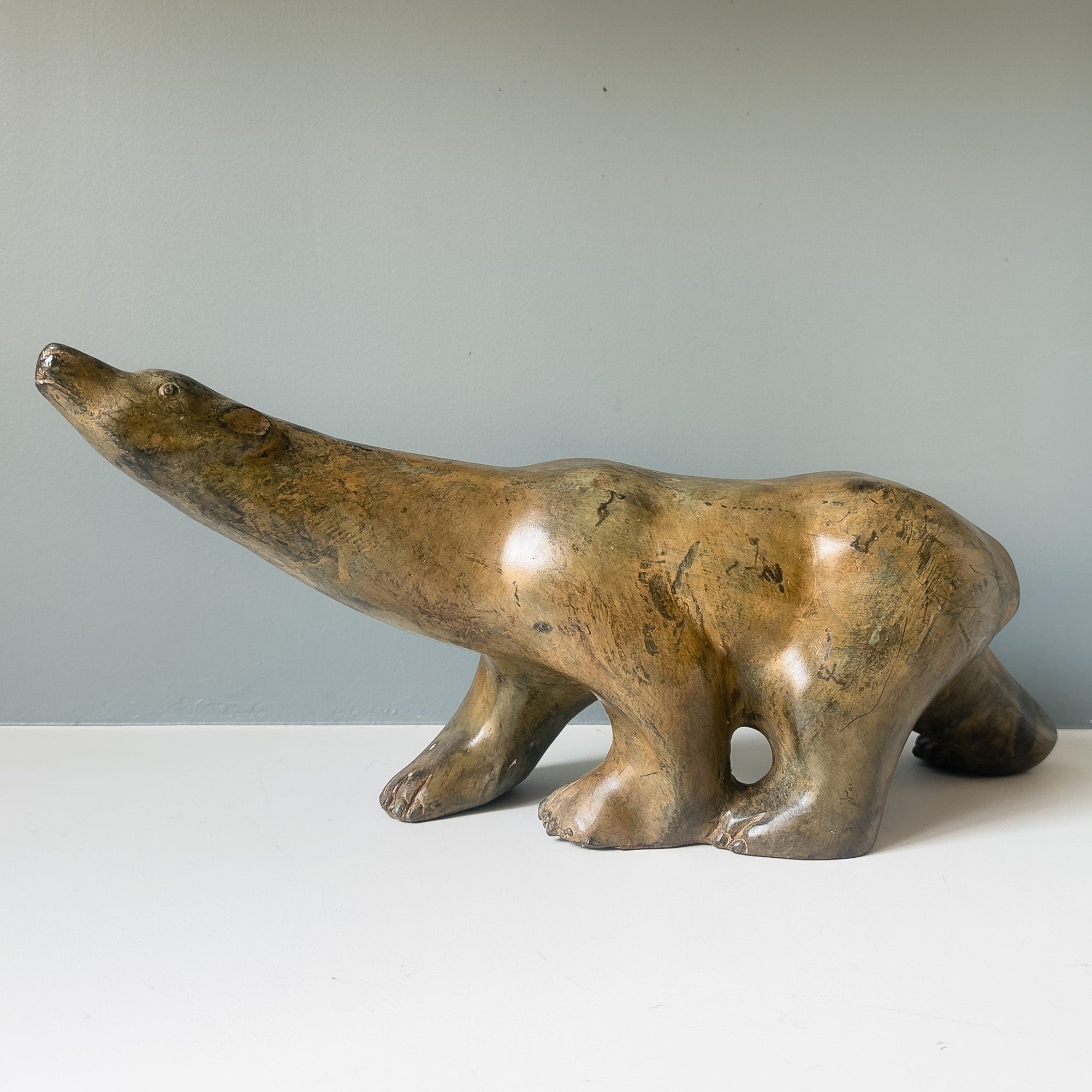 Ours polaire en bronze patiné, sculpture animalière du XXe siècle