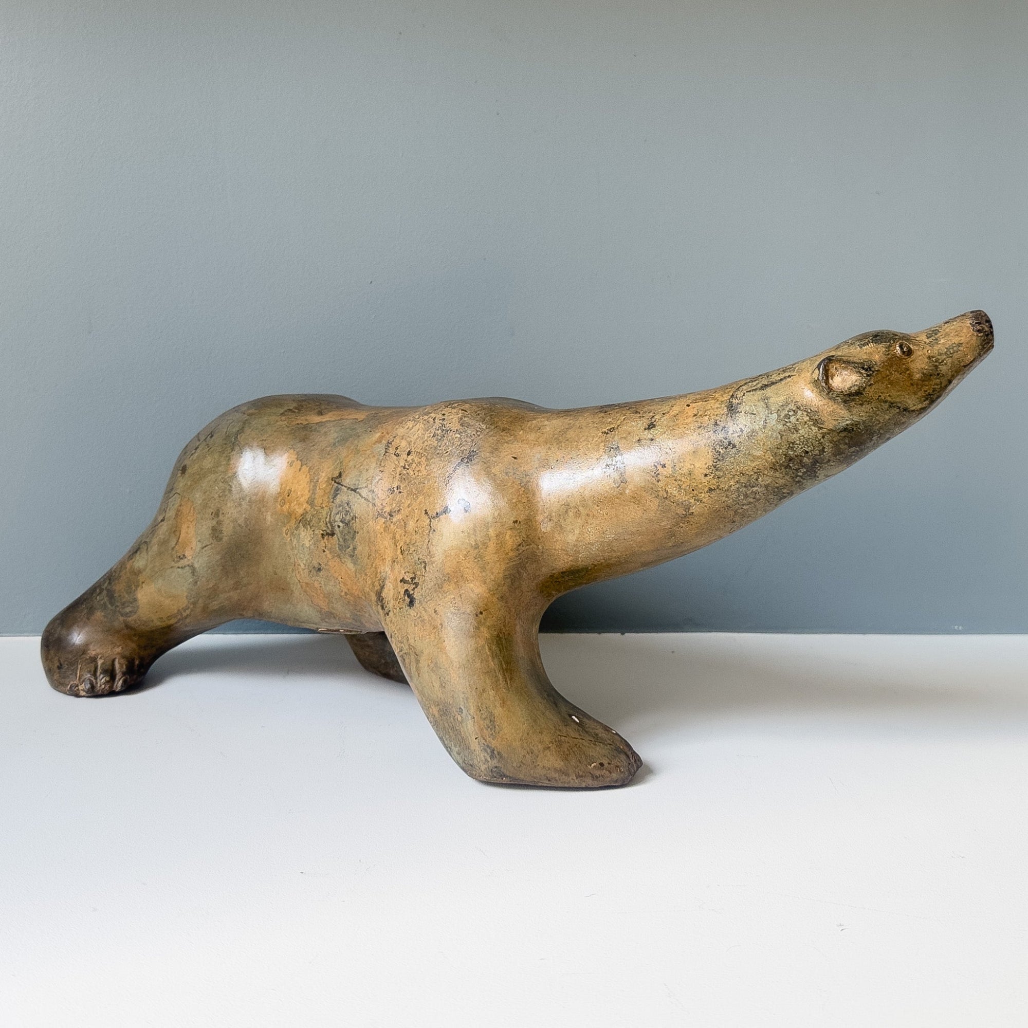 Ours polaire en bronze patiné, sculpture animalière du XXe siècle