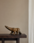 Sculpture en bronze d'un ours polaire par Pierre Chenet, XXe siècle, signée, exposée dans un cadre artistique.