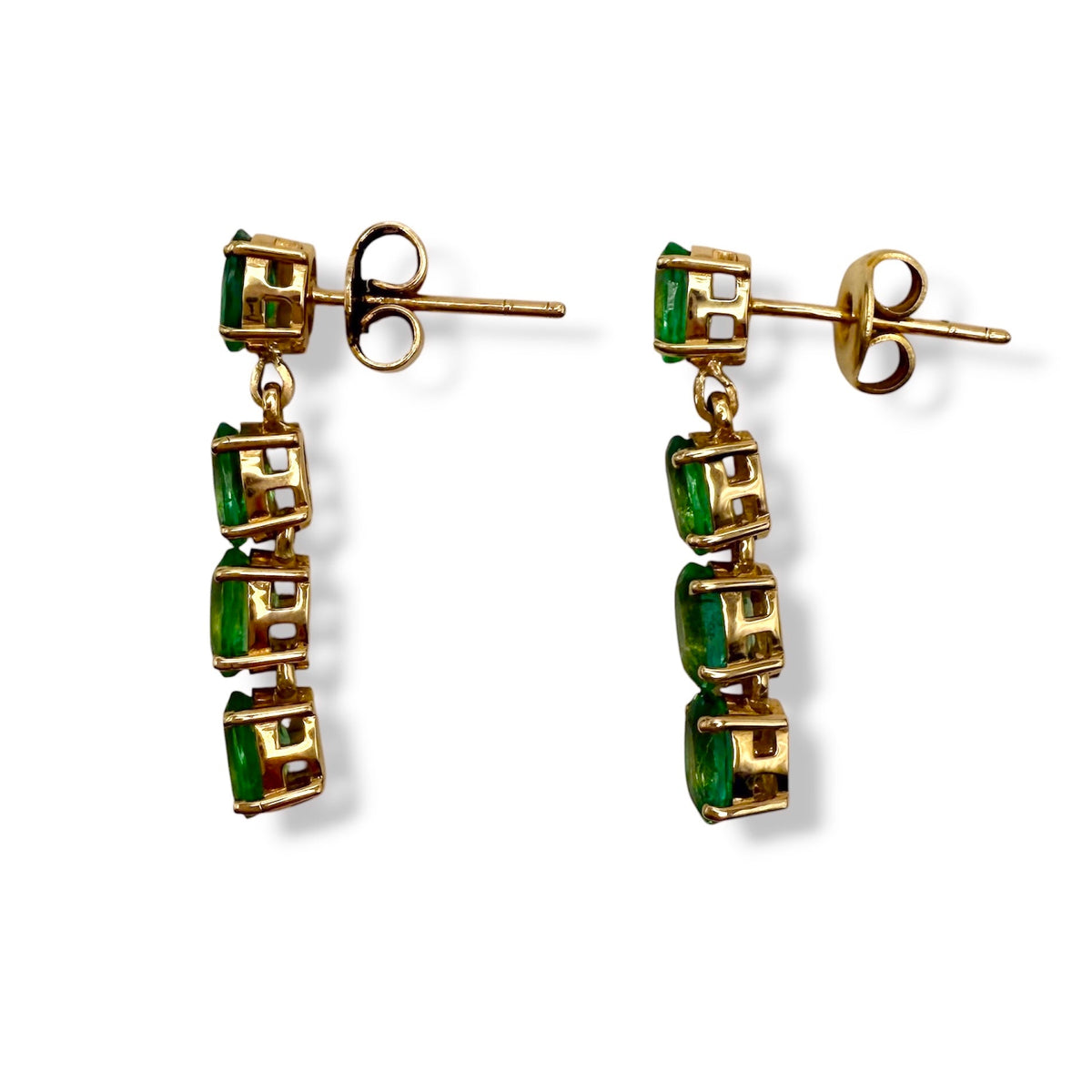 Boucles d’oreilles pendantes en or jaune 18 carats et émeraudes naturelles, longueur d’environ 27 mm, pour une allure élégante et colorée.