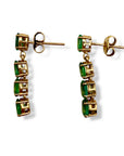 Boucles d’oreilles pendantes en or jaune 18 carats et émeraudes naturelles, longueur d’environ 27 mm, pour une allure élégante et colorée.