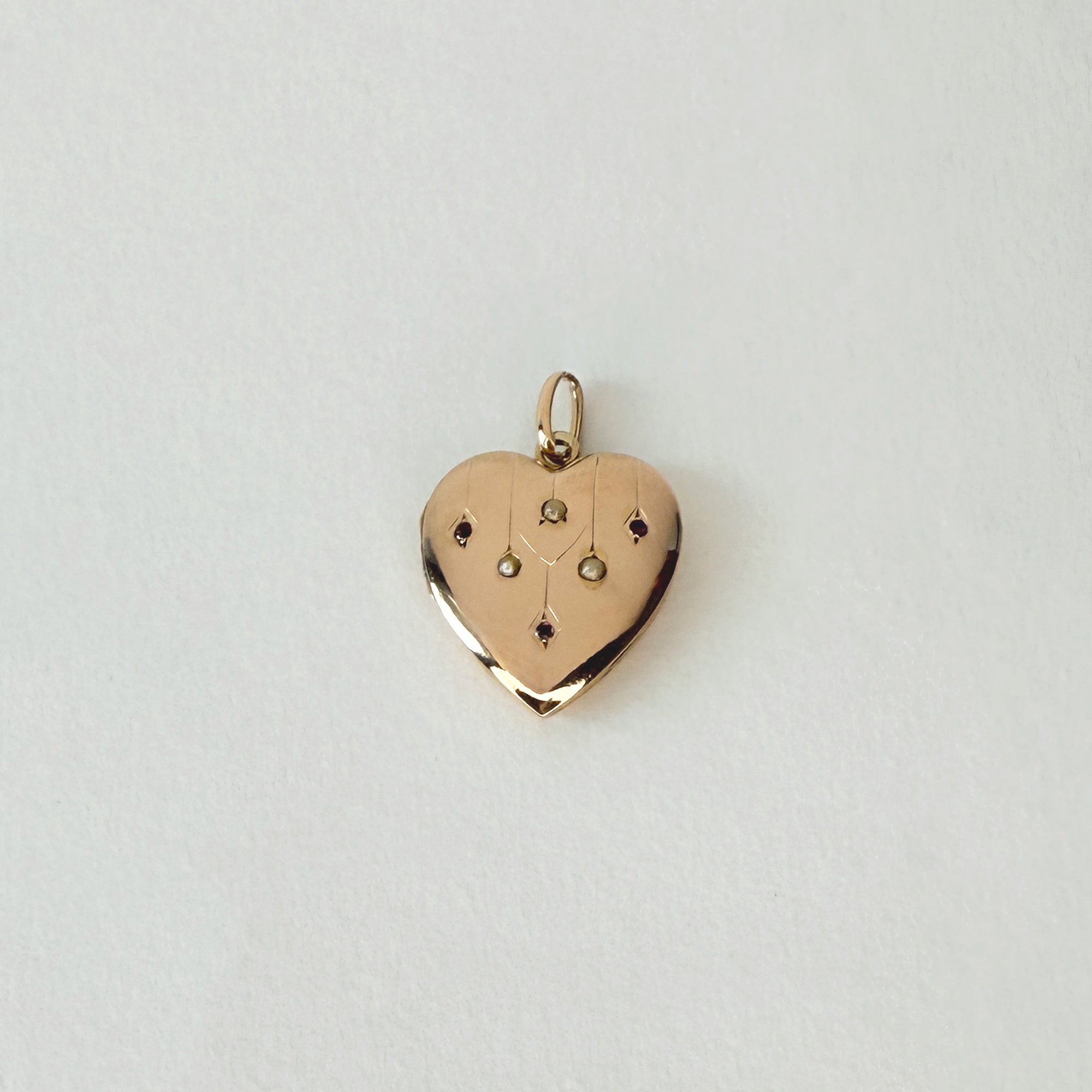 Pendentif cœur porte-photo en or jaune 18 carats avec trois rubis et trois perles, début du XXe siècle