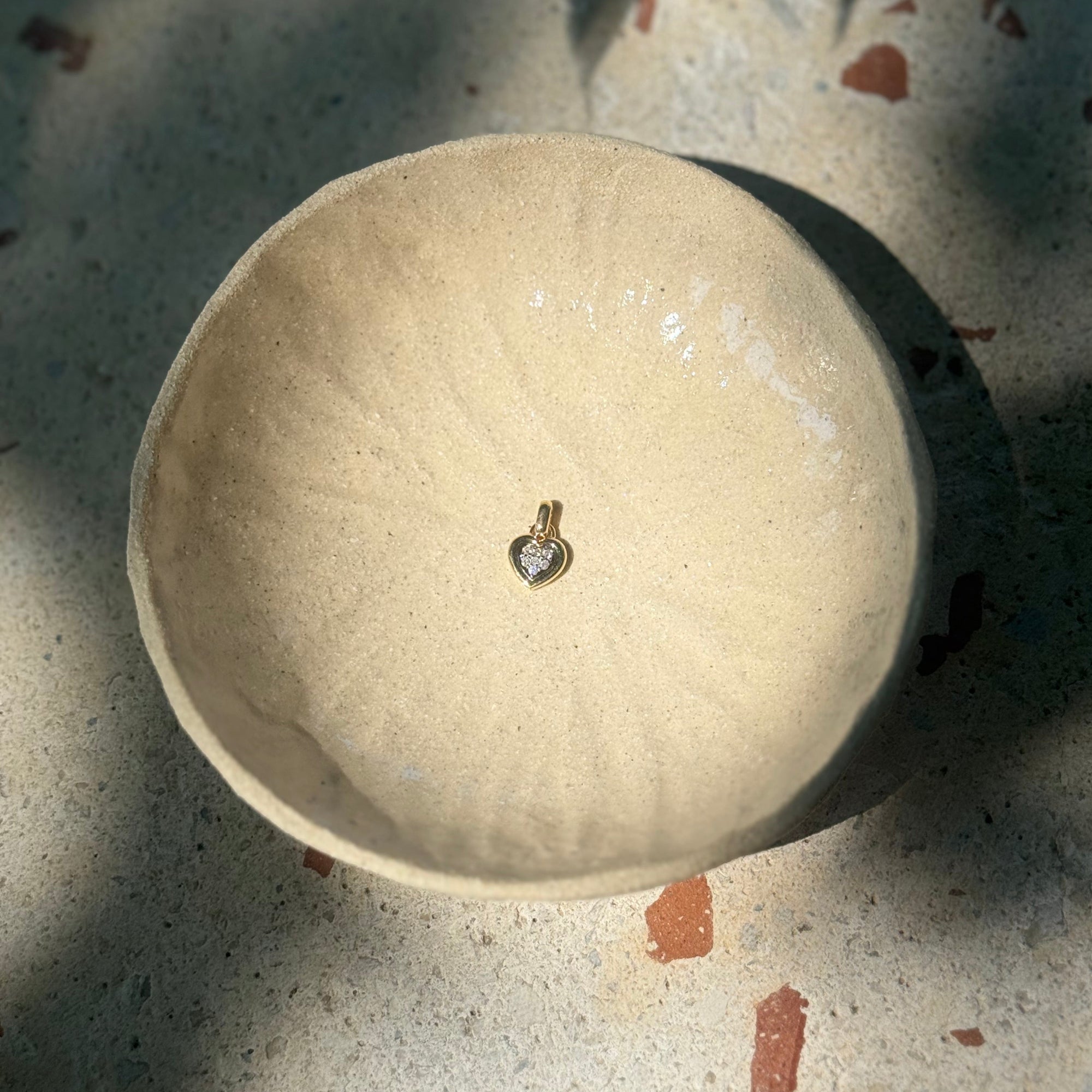 Pendentif en forme de cœur en or jaune 18 carats pavé de sept diamants taille brillant, bijou raffiné et lumineux symbole d’amour et d’élégance.