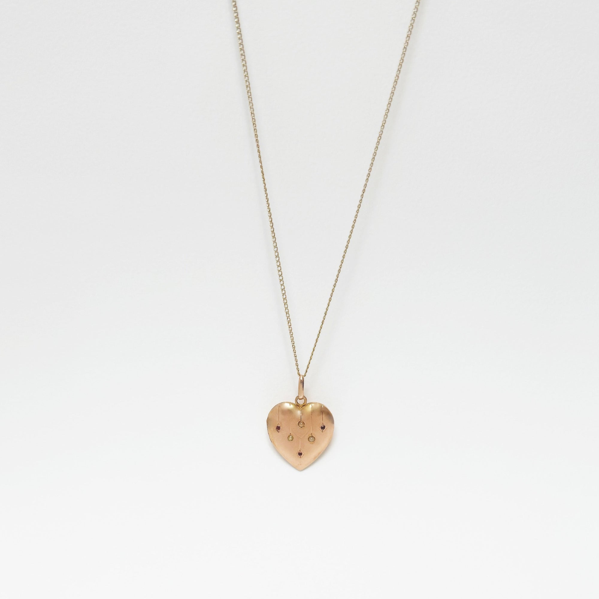 Pendentif porte-souvenir ancien en or jaune 18 carats en forme de cœur, orné de trois rubis et trois perles, vers 1910