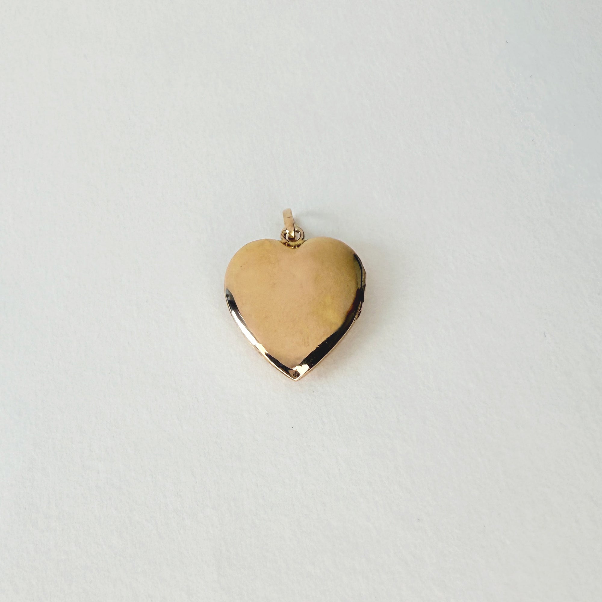 Pendentif cœur porte-photo en or jaune 18 carats avec trois rubis et trois perles, début du XXe siècle