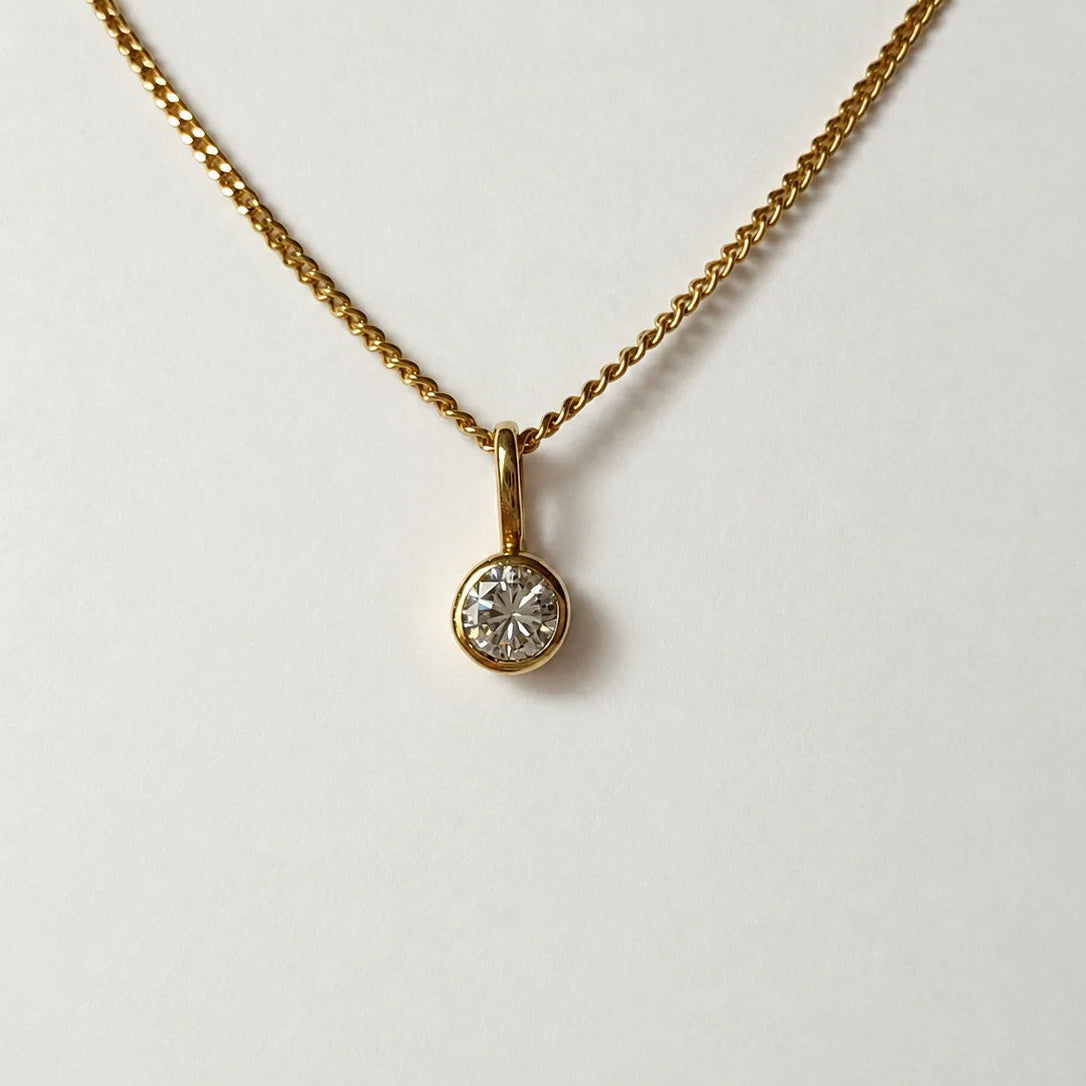 Pendentif diamant de 0.1 carat sur une chaine en or jaune 18 carats maille gourmette