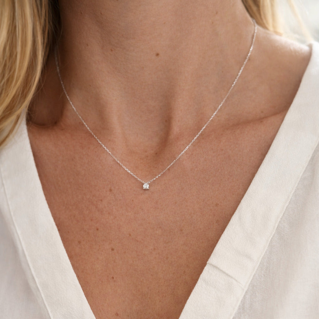 Joli pendentif en or blanc retenant un petit diamant naturel de 0,1 carat.