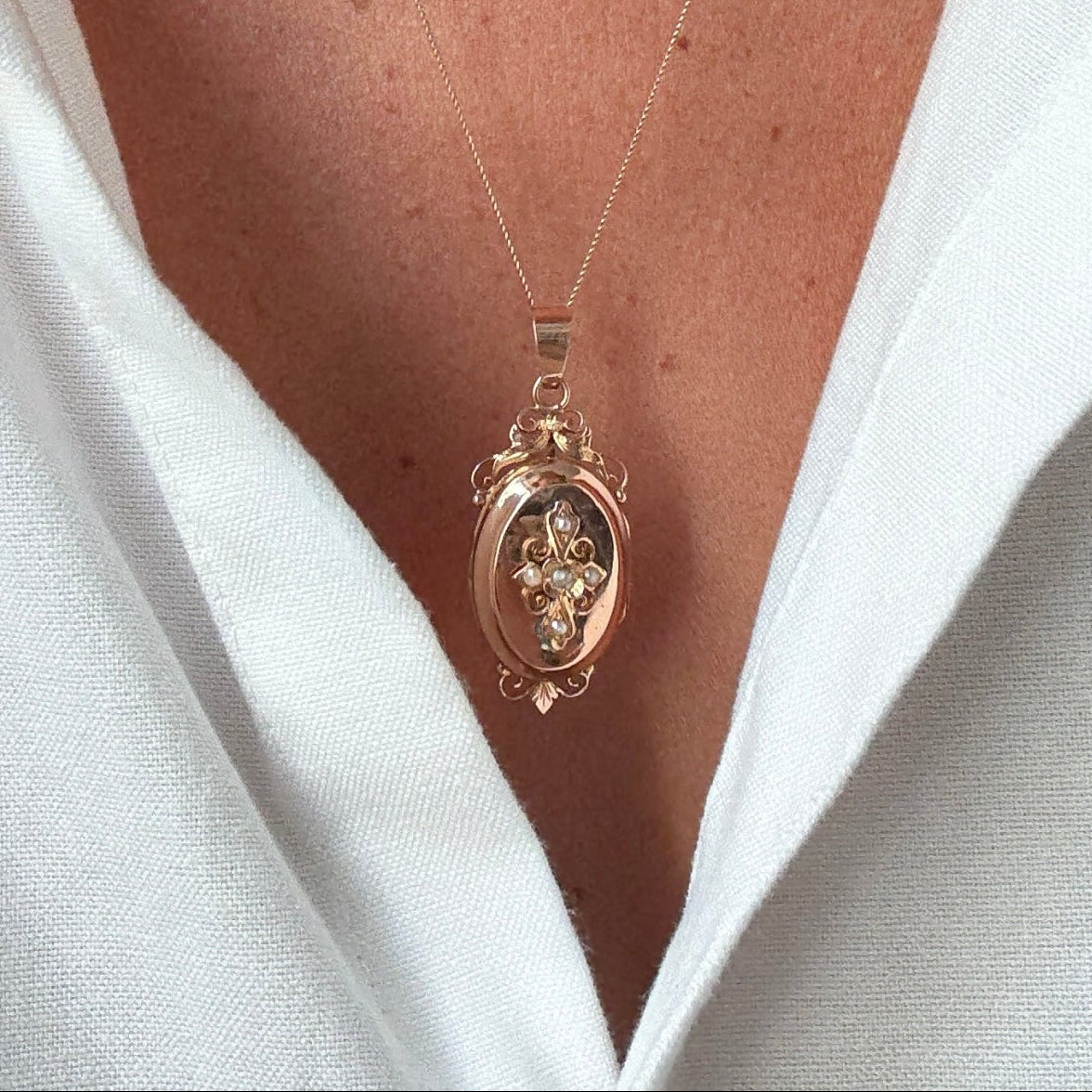 Médaillon porte-souvenir ancien en or rose 18 carats orné d’une croix perlée, porté comme bijou sentimental
