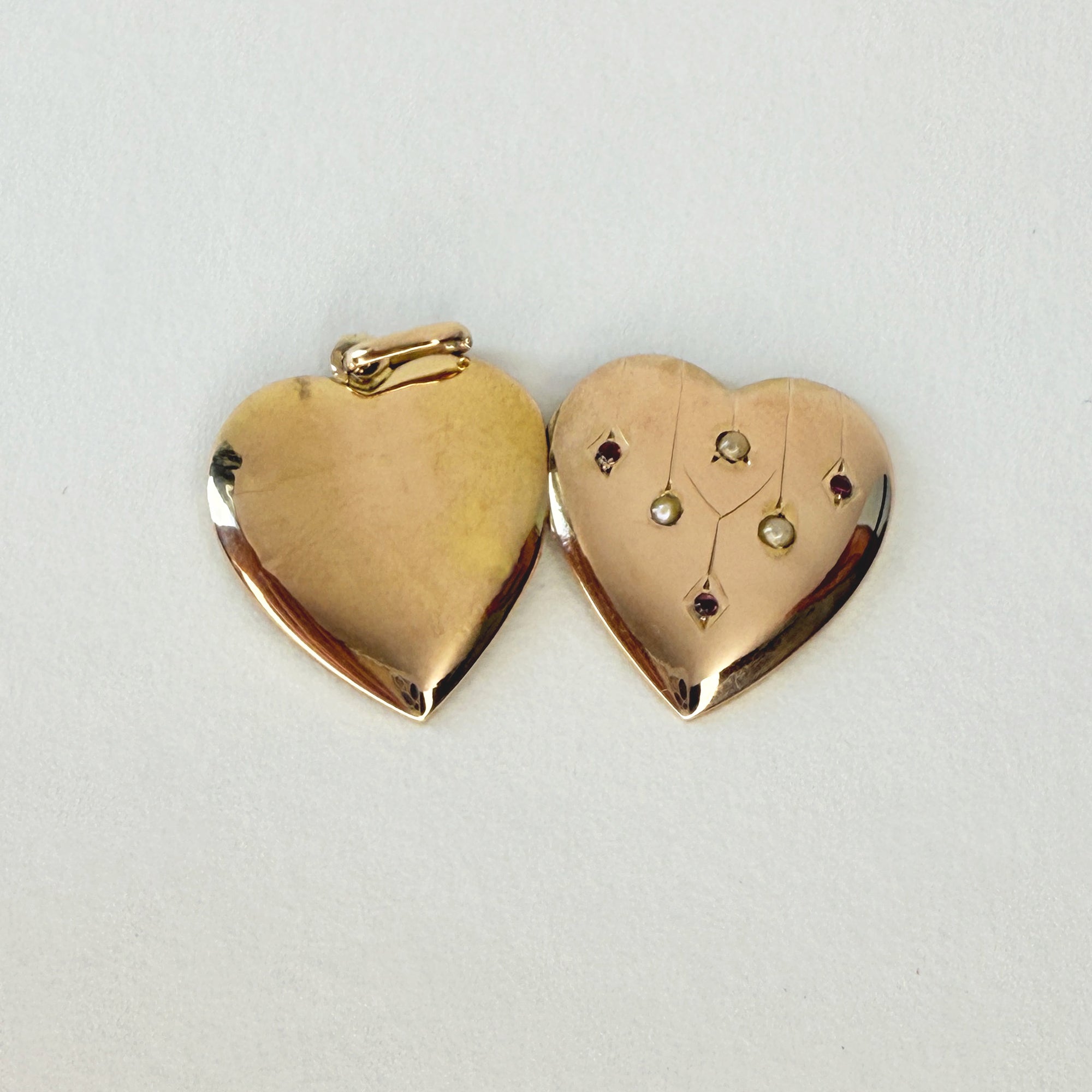 Pendentif porte-souvenir en forme de cœur ouvert, avec compartiment intérieur destiné à conserver une photographie ou un souvenir